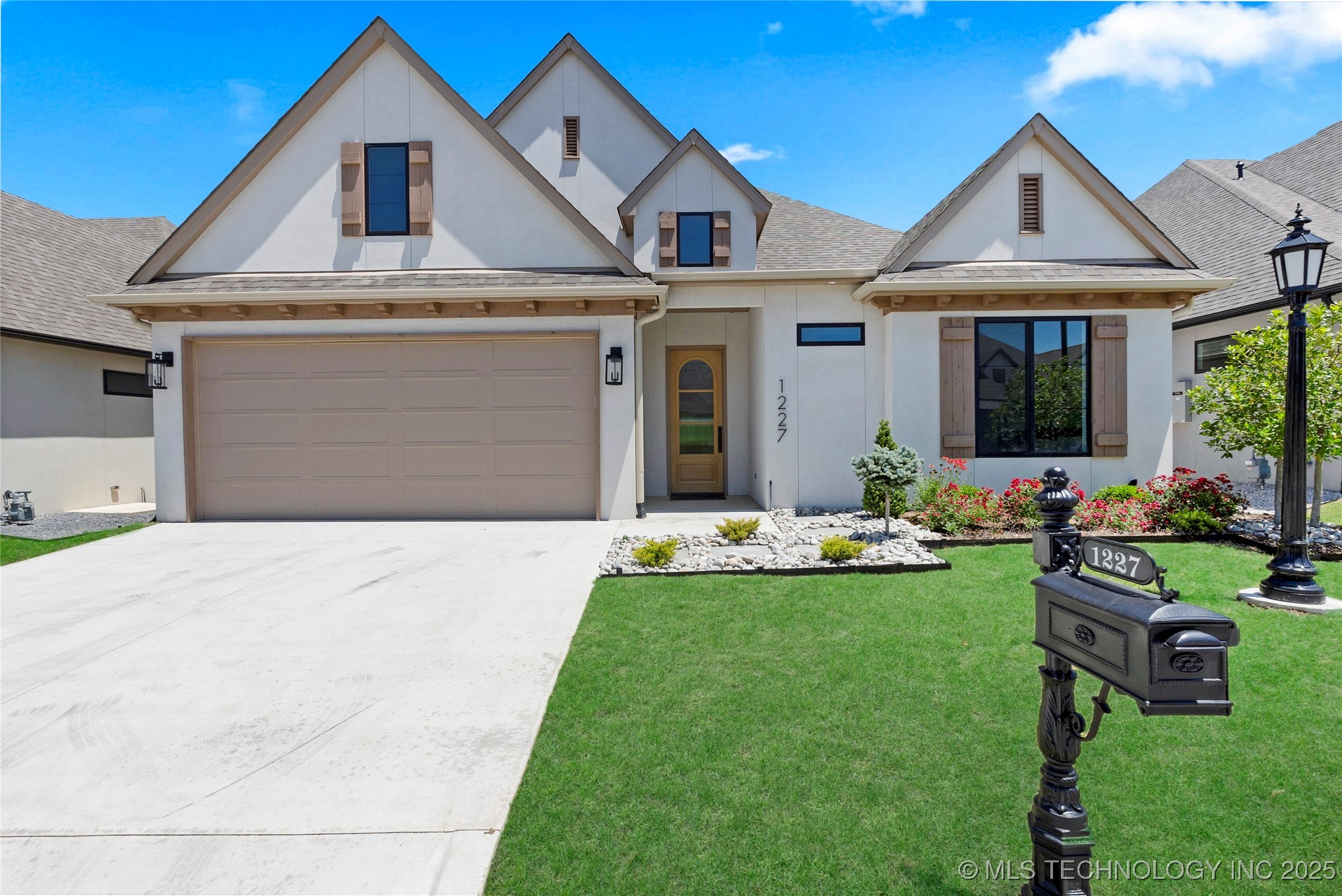 1227 N 71st Place Property Photo 1