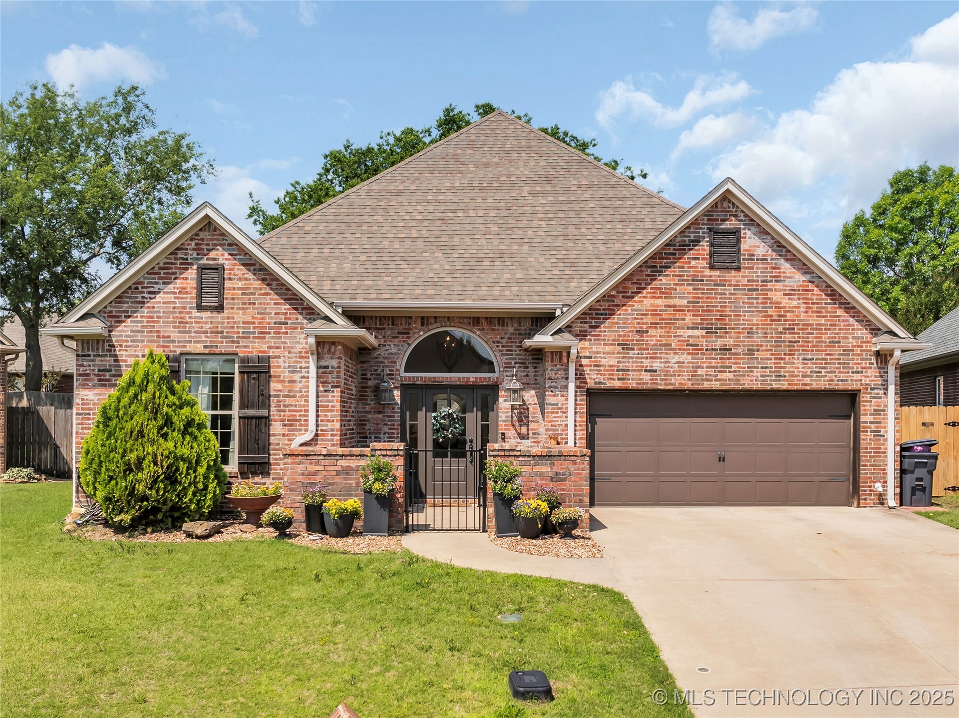 835 Sunset Court Property Photo