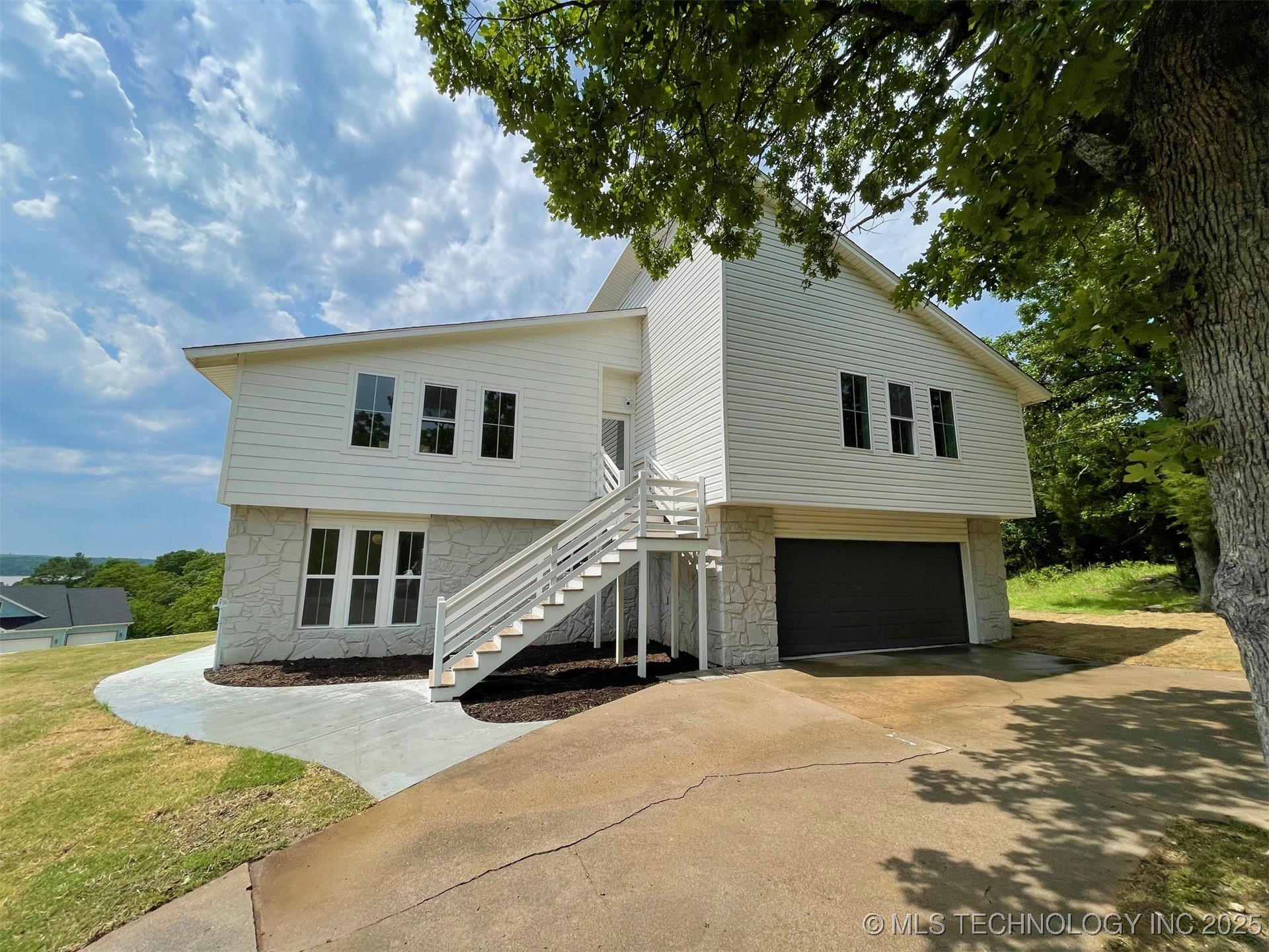228 W Hickory Drive Property Photo 2