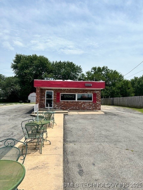 1100 N York Street Property Photo