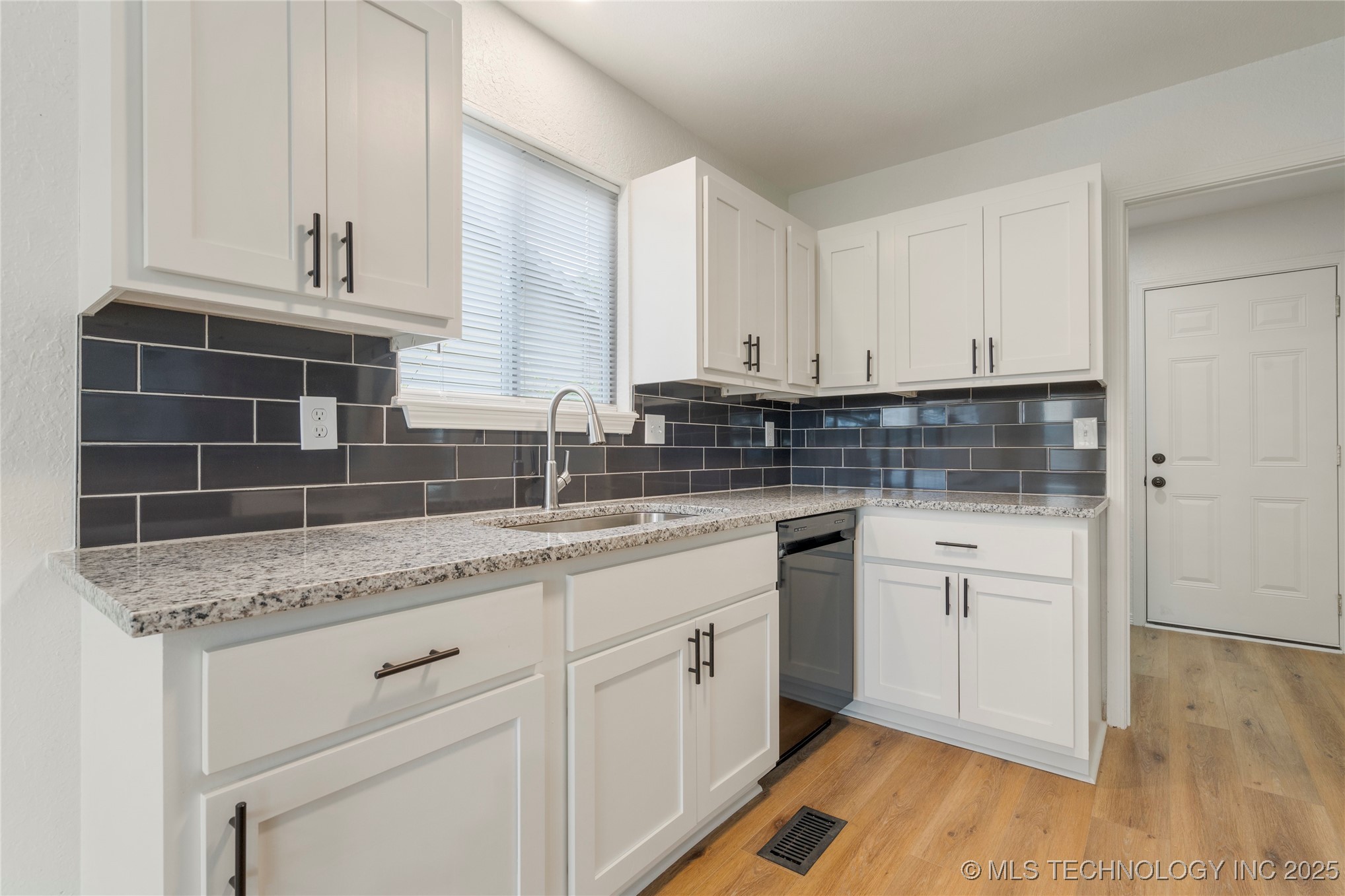 2230 W Haskell Street Property Photo 17