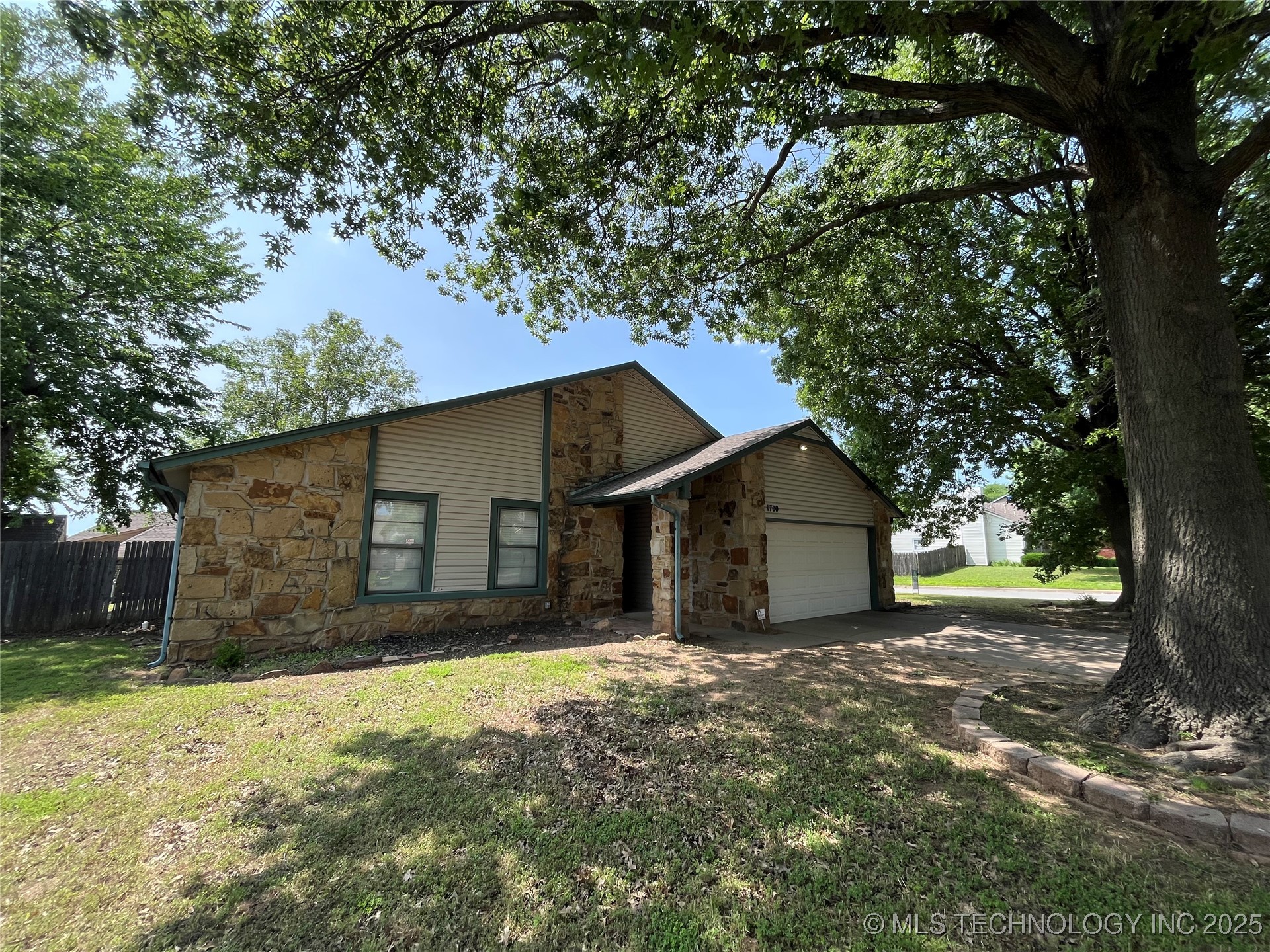 1700 S Cypress Avenue Property Photo