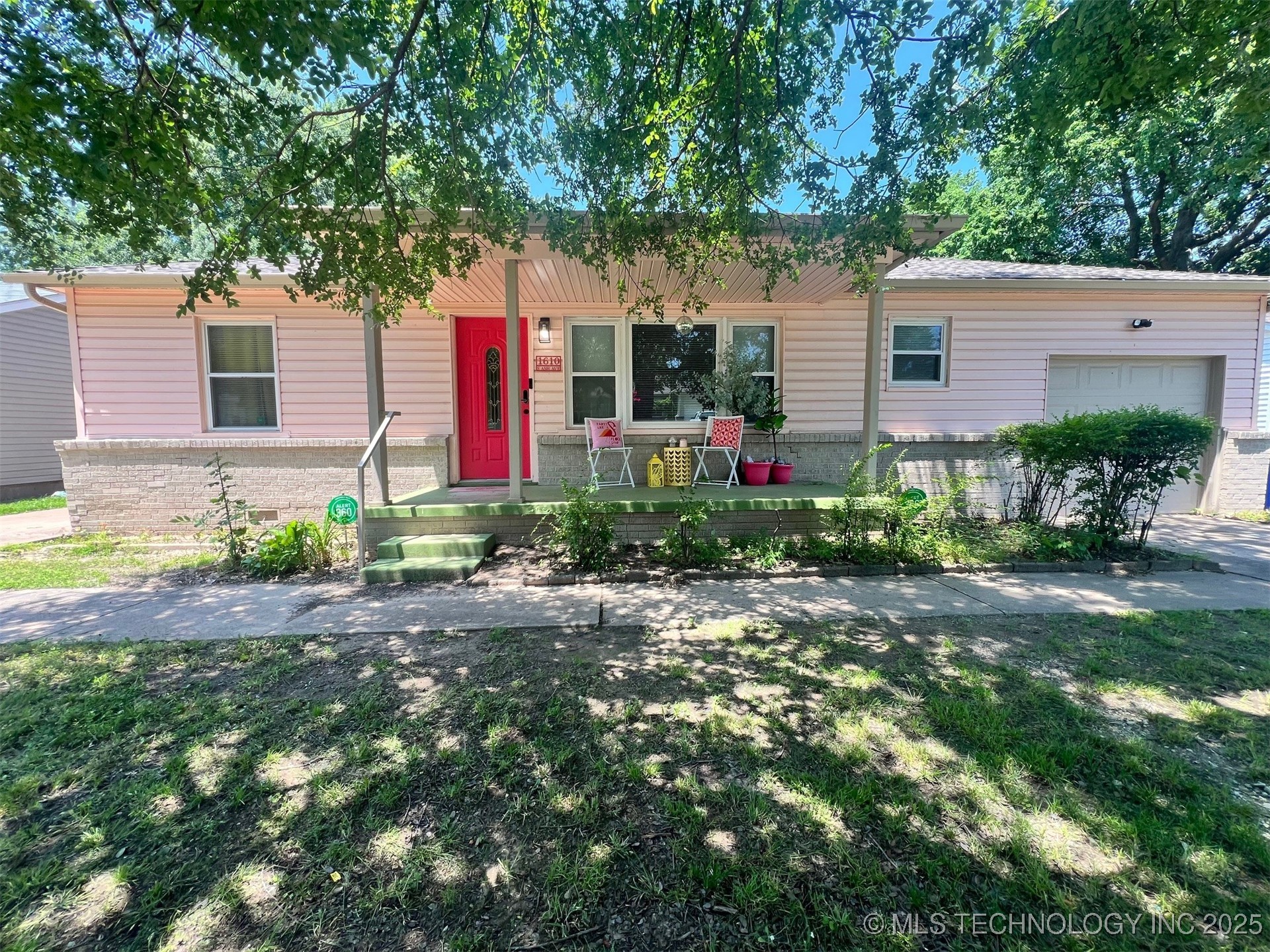 1610 S Ash Avenue Property Photo 1