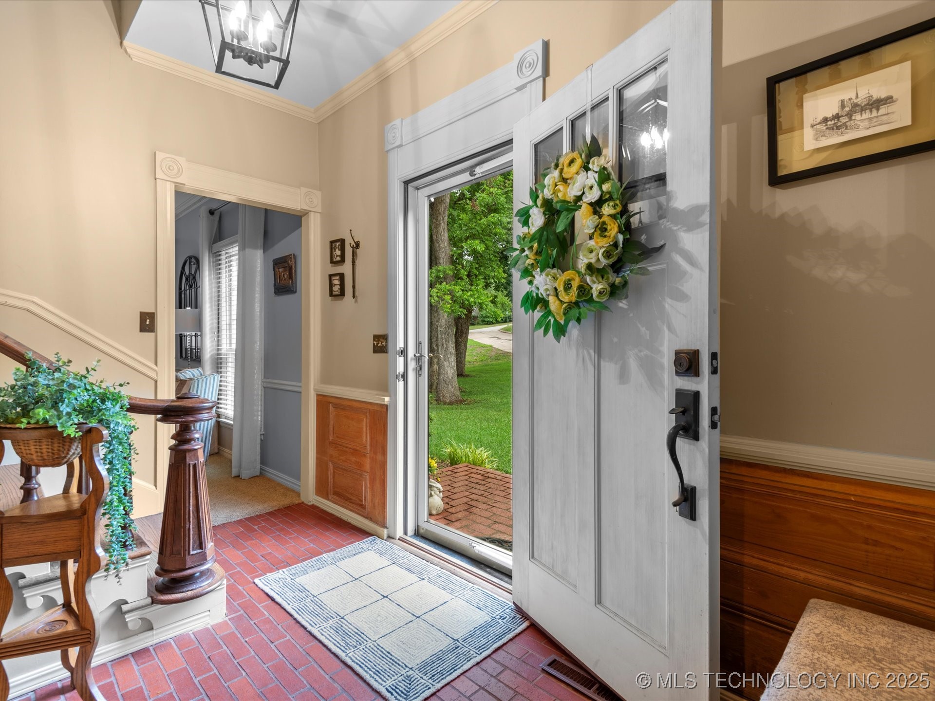 946 Briarwood Drive Property Photo 3