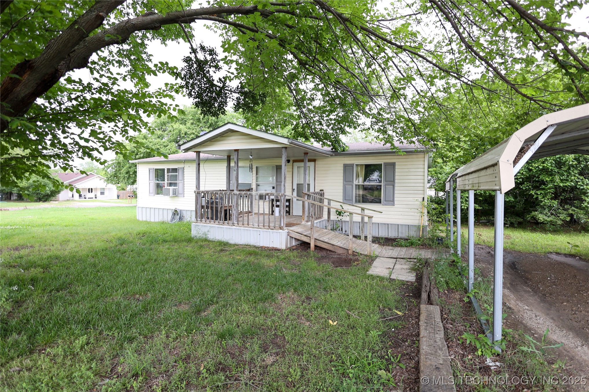 1019 W 17th Property Photo 1