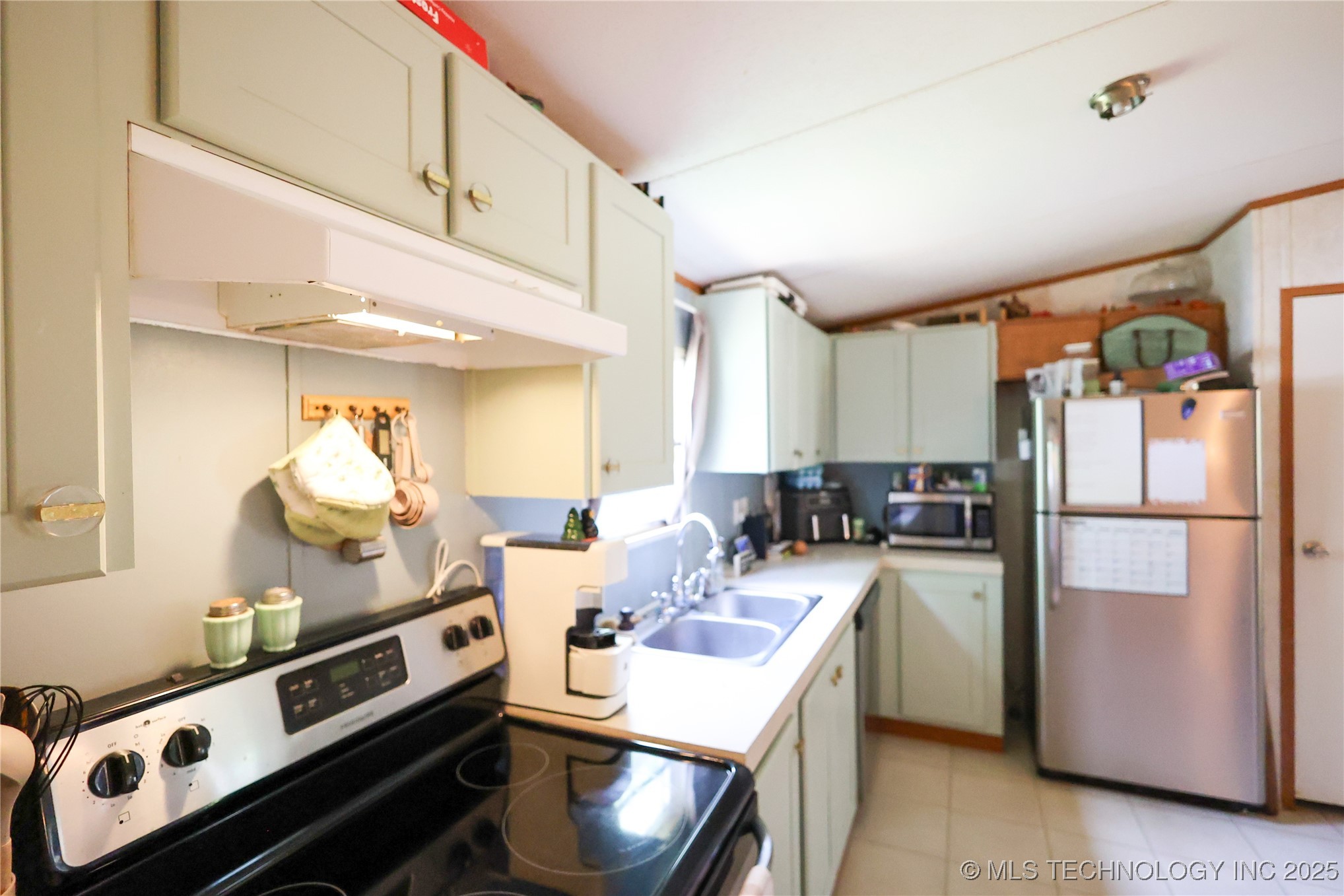 1019 W 17th Property Photo 7