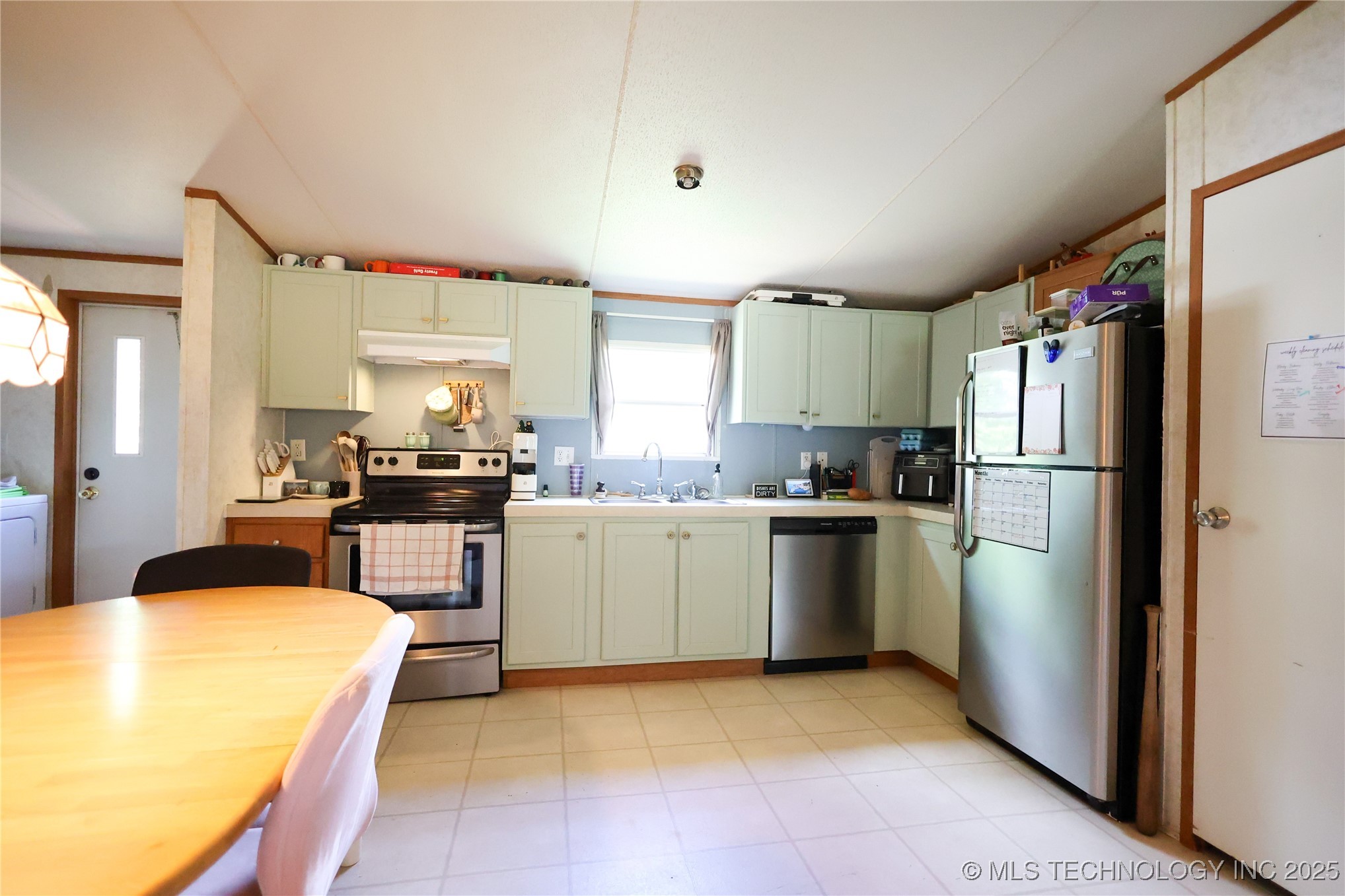 1019 W 17th Property Photo 8