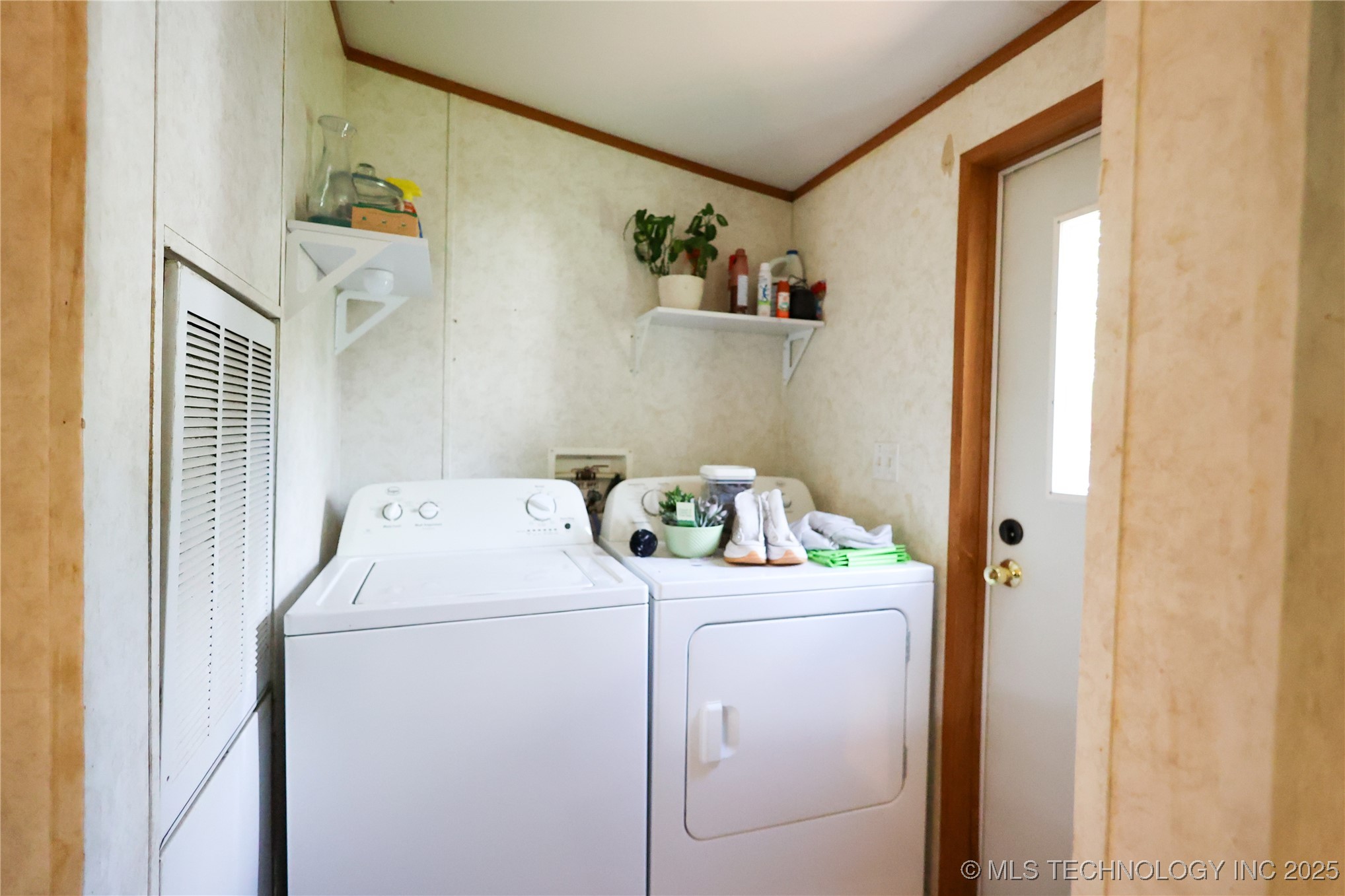 1019 W 17th Property Photo 11