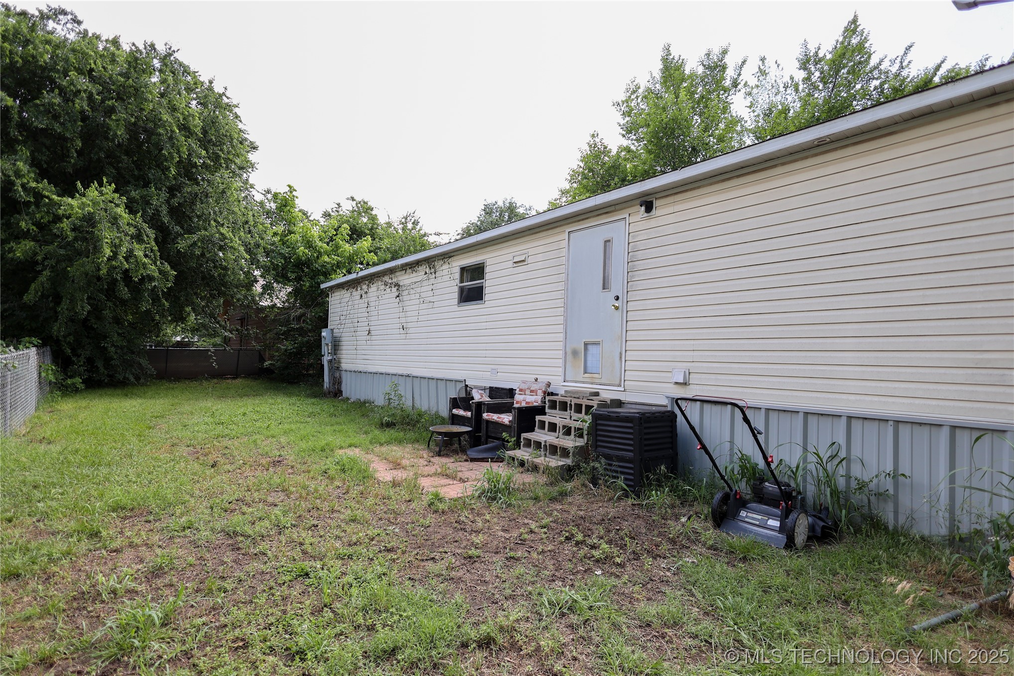 1019 W 17th Property Photo 15