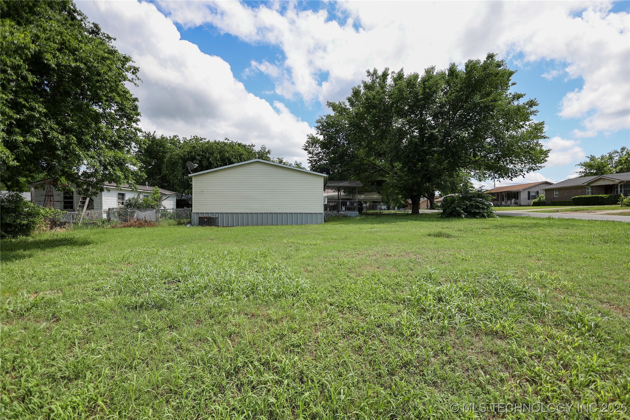 1019 W 17th Property Photo 16