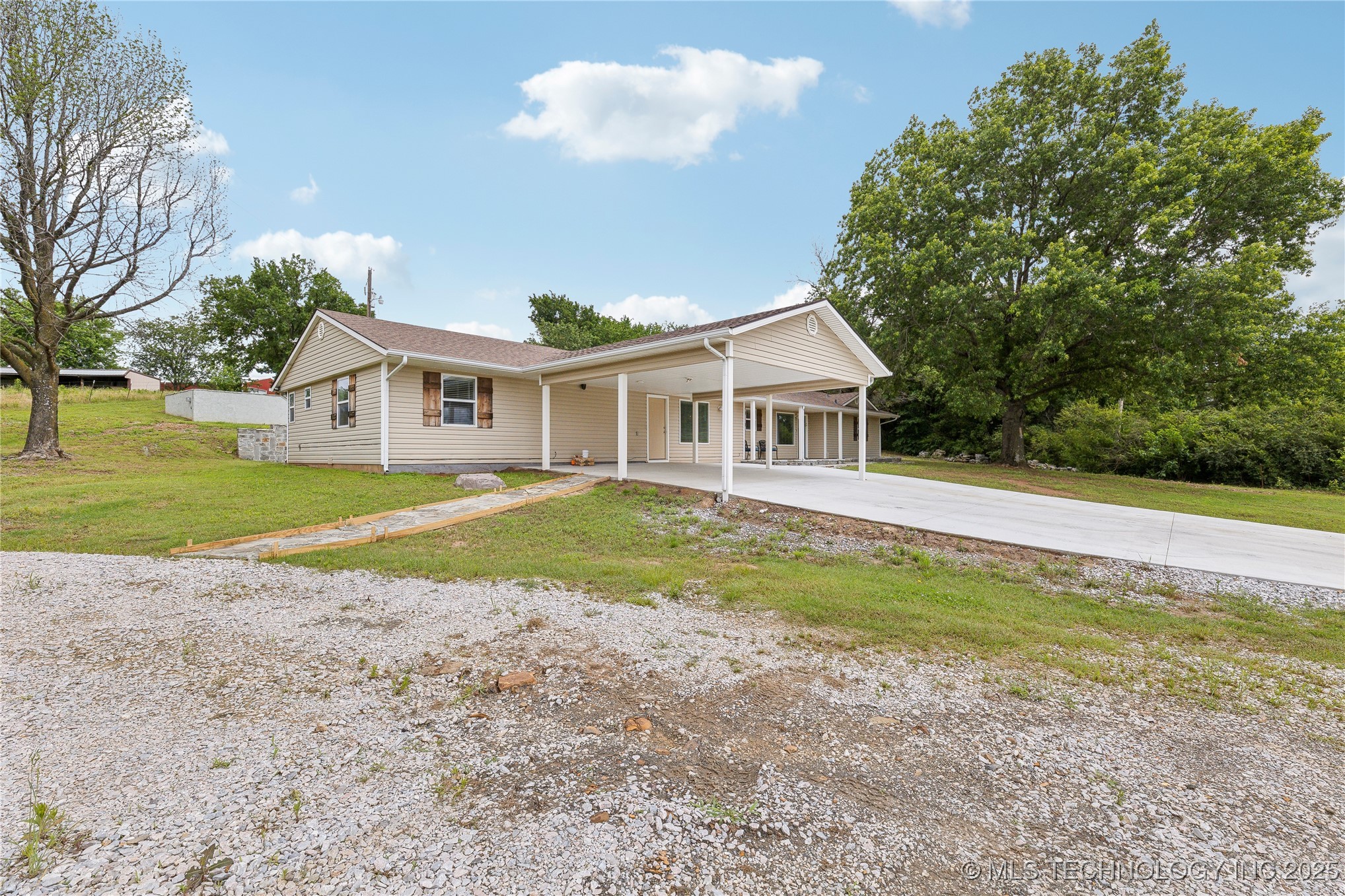 2540 E Davis Field Road Property Photo 2