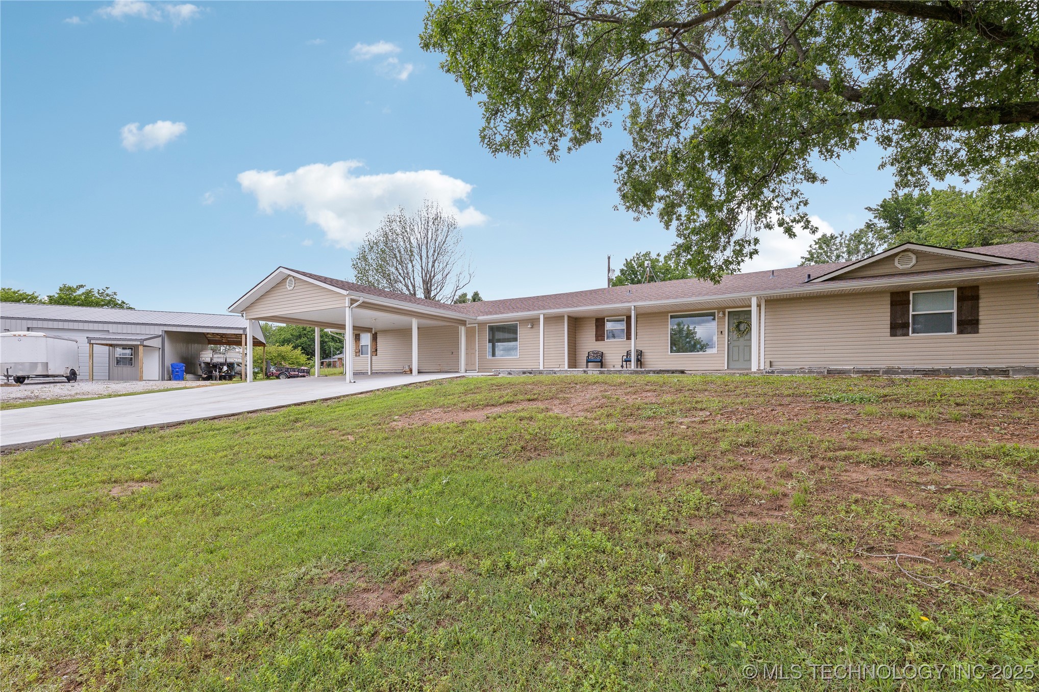 2540 E Davis Field Road Property Photo 3