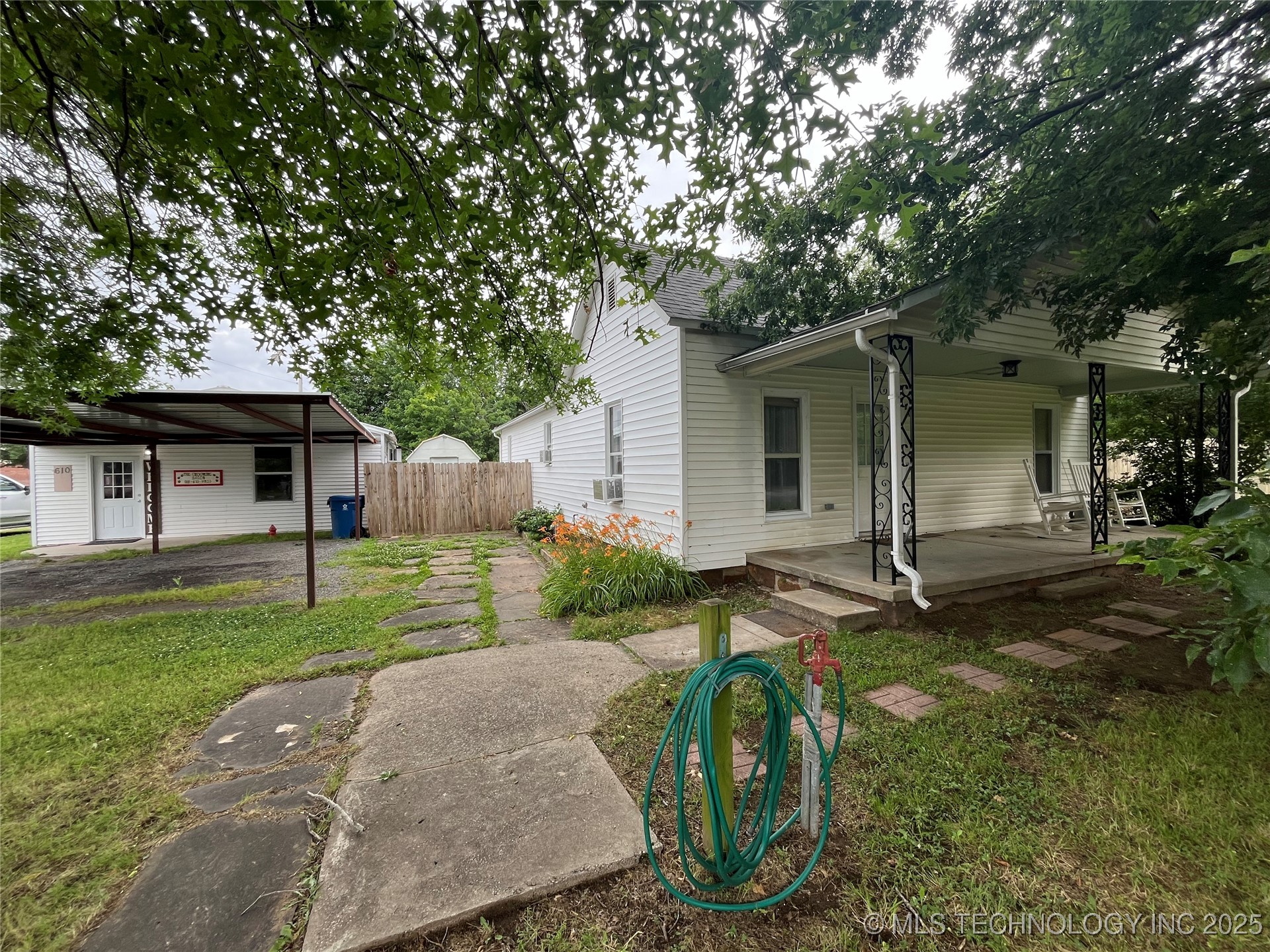 610 W Washington Avenue Property Photo 1
