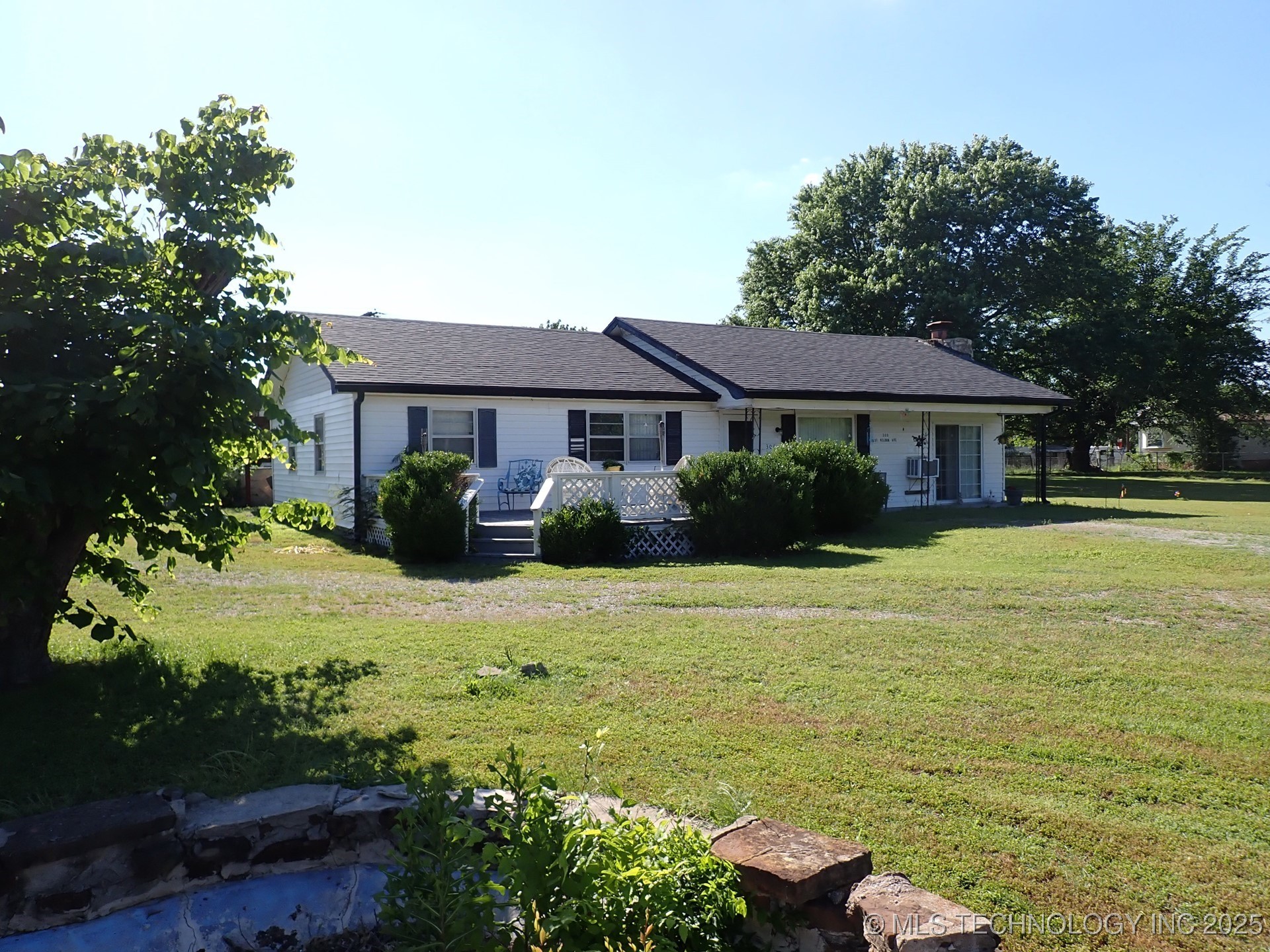 300 W Weldon Avenue Property Photo 1
