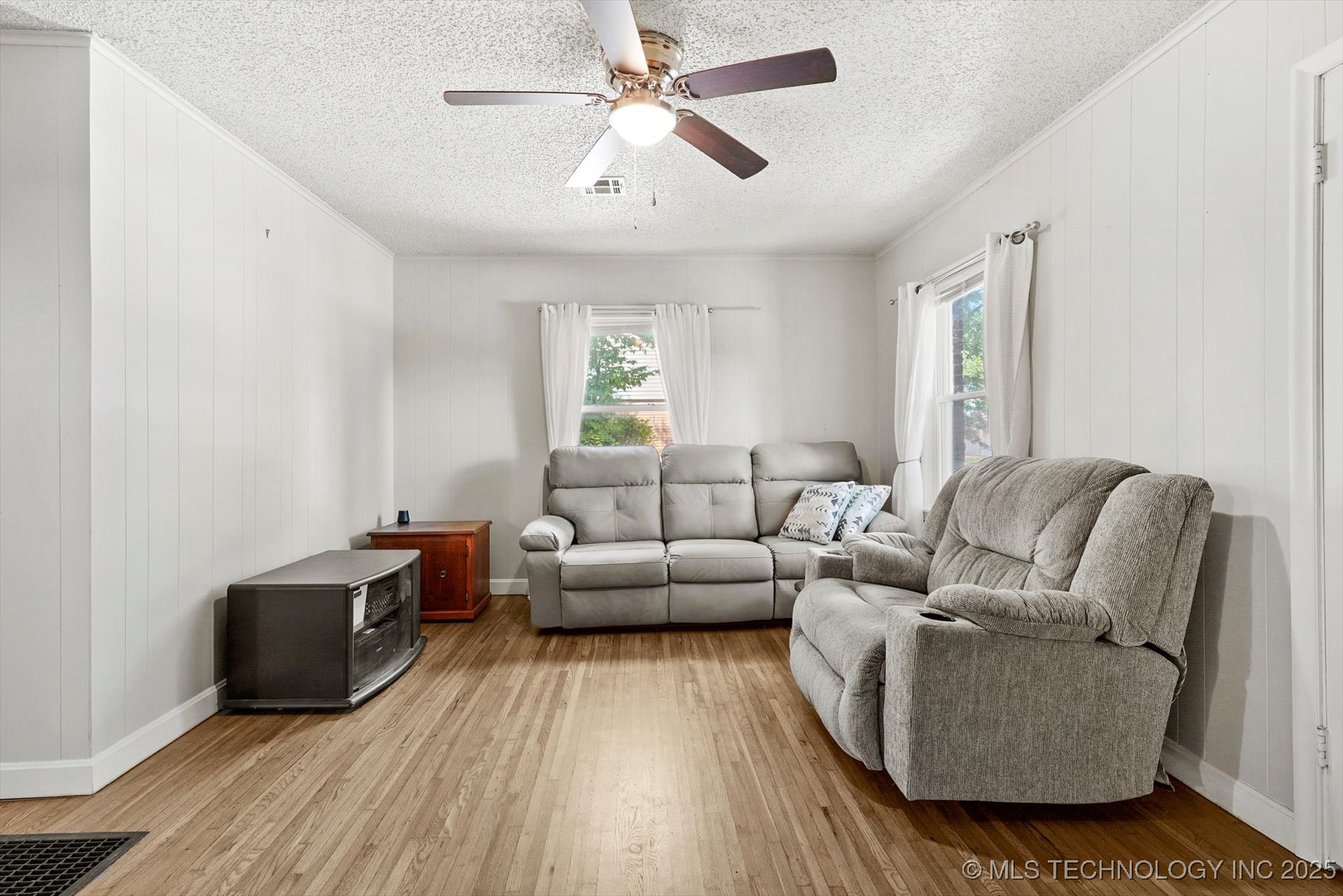 5908 E 2nd Street Property Photo 6
