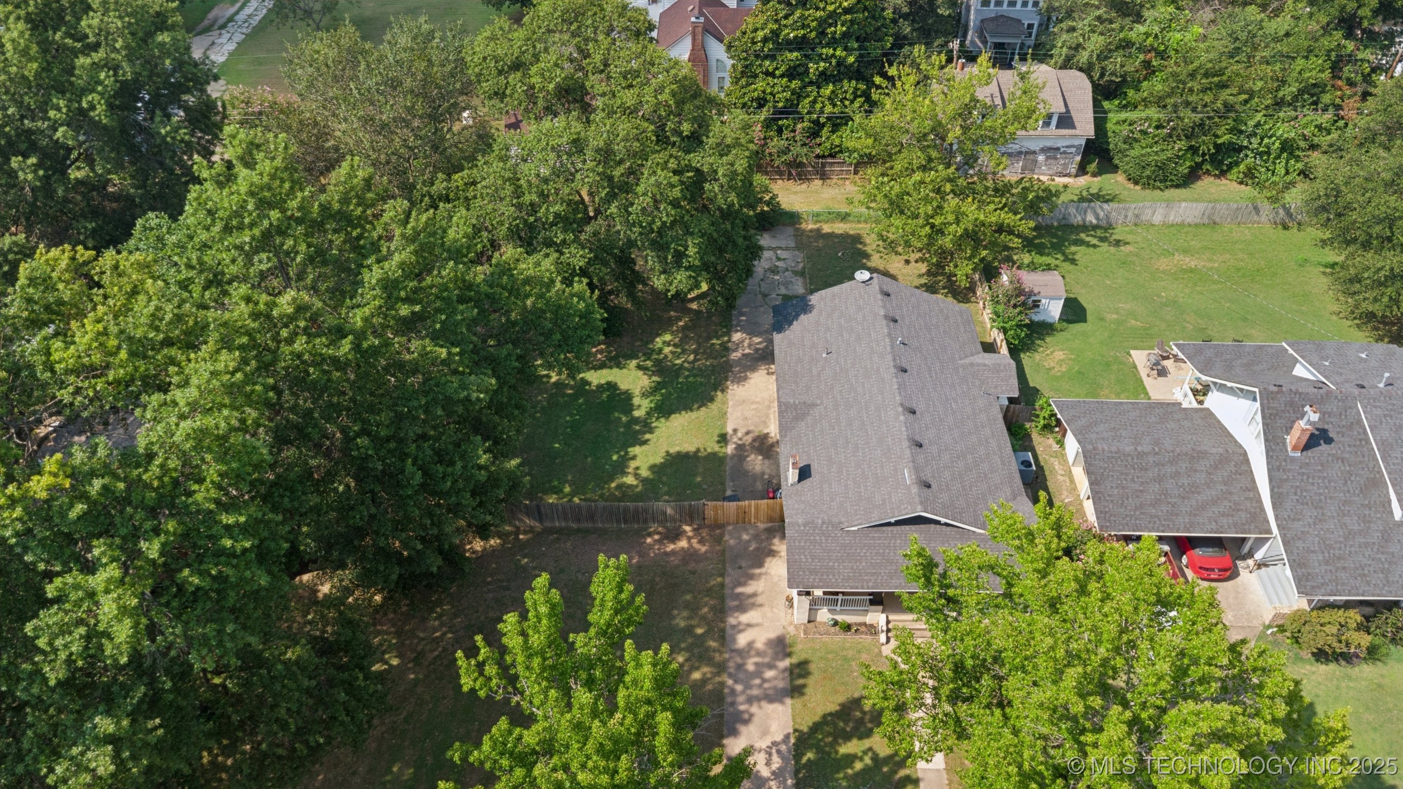 1327 E 10th Street Property Photo 3