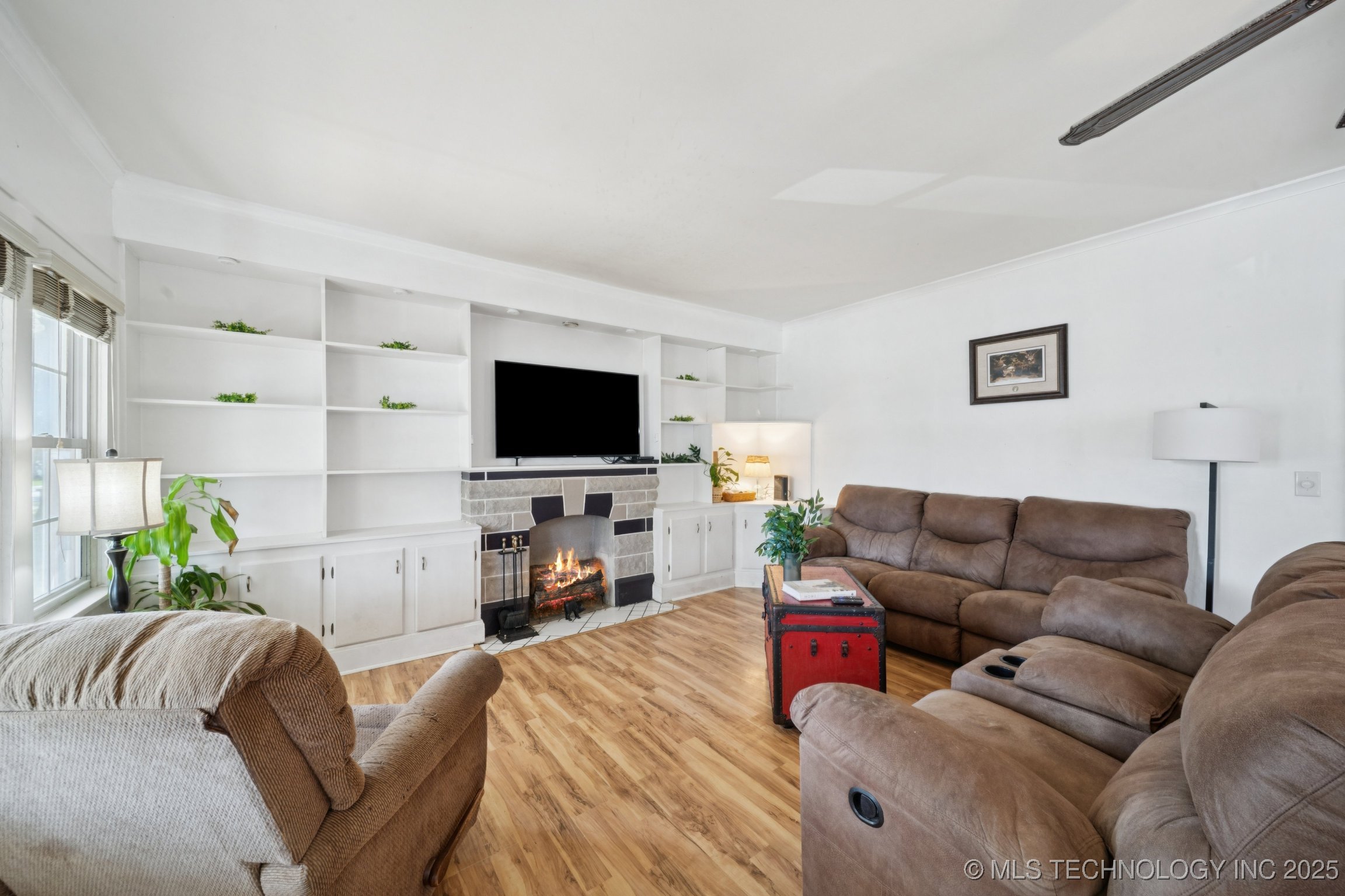 1327 E 10th Street Property Photo 8