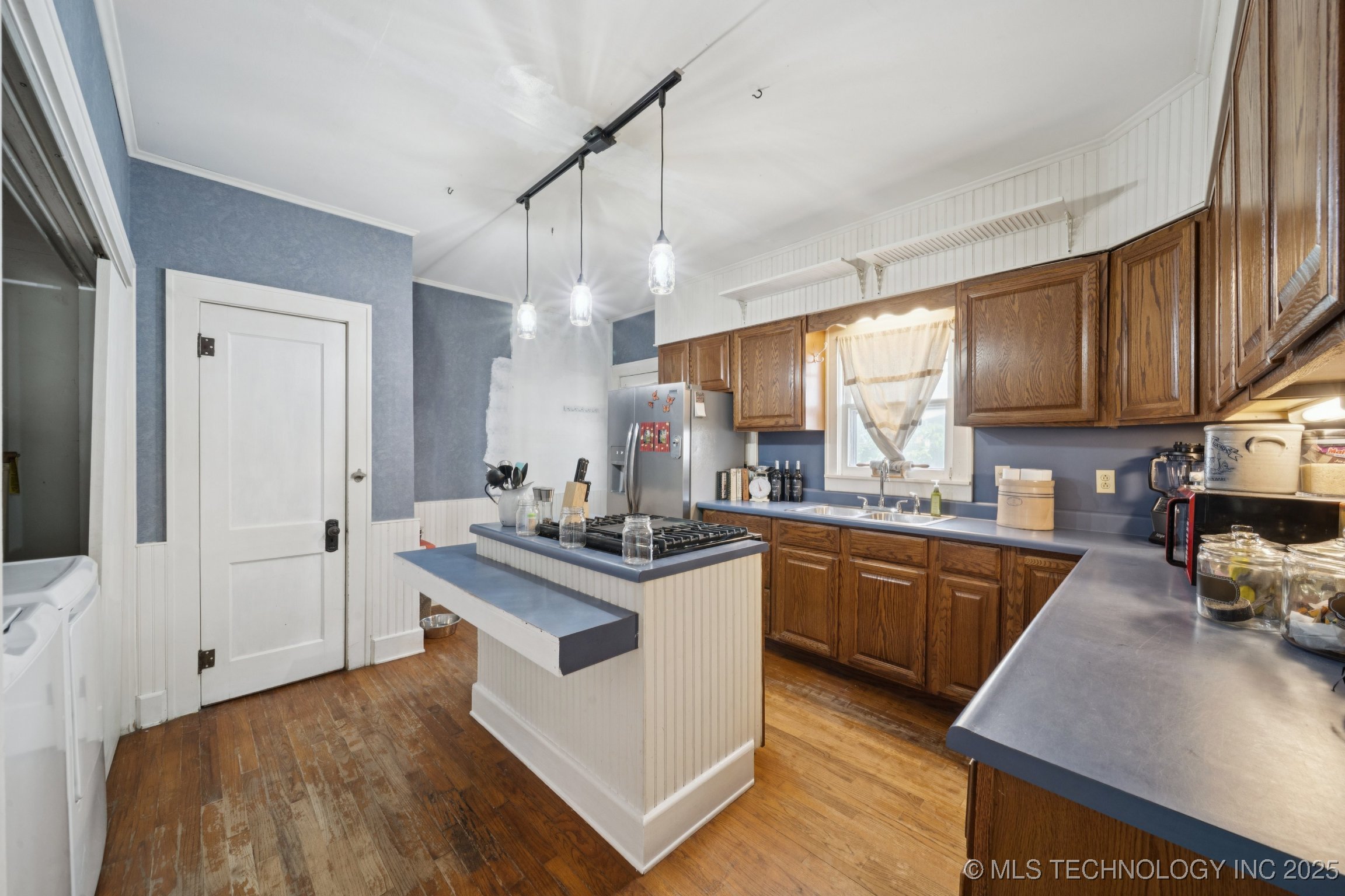 1327 E 10th Street Property Photo 12