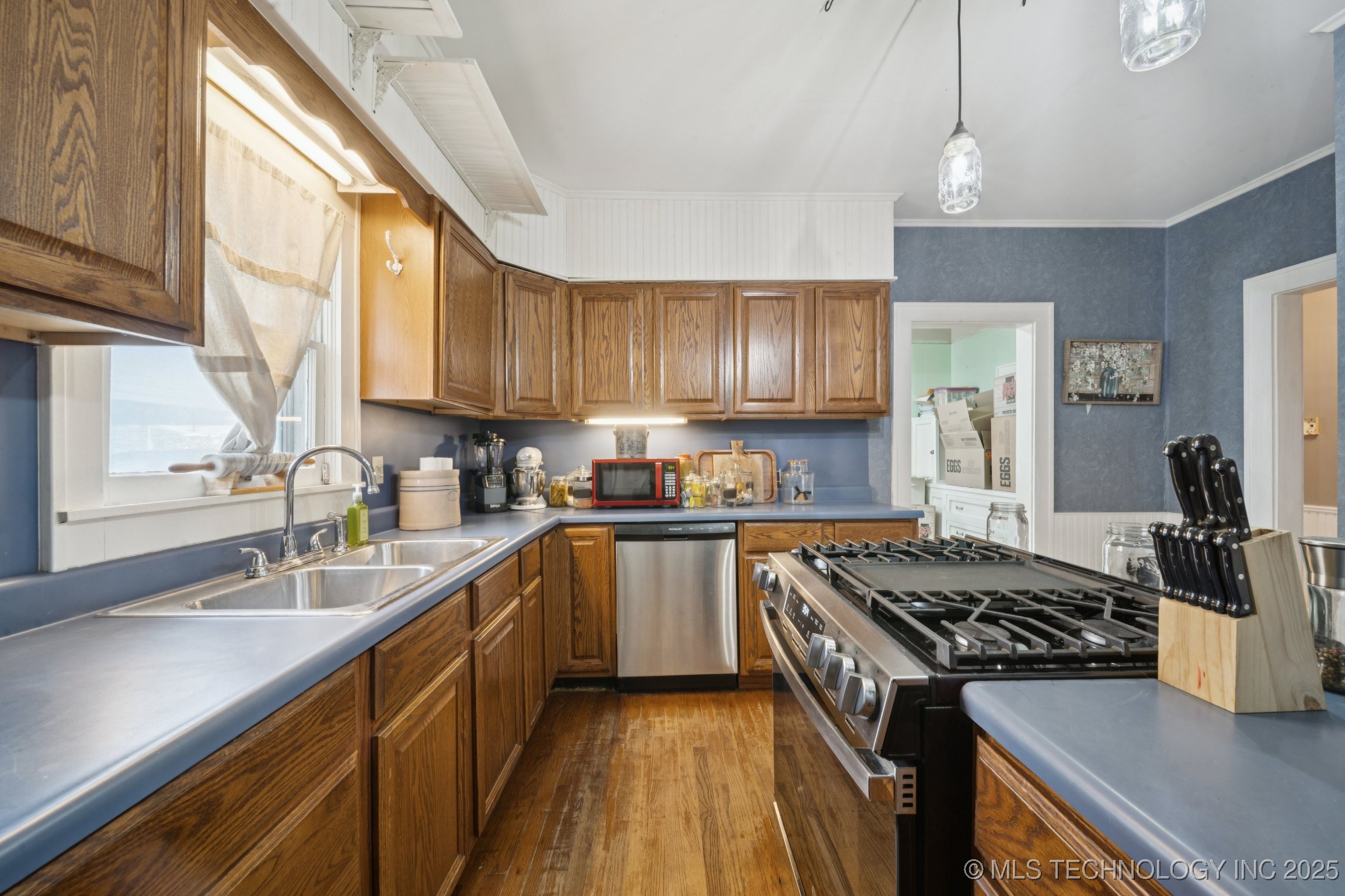 1327 E 10th Street Property Photo 15