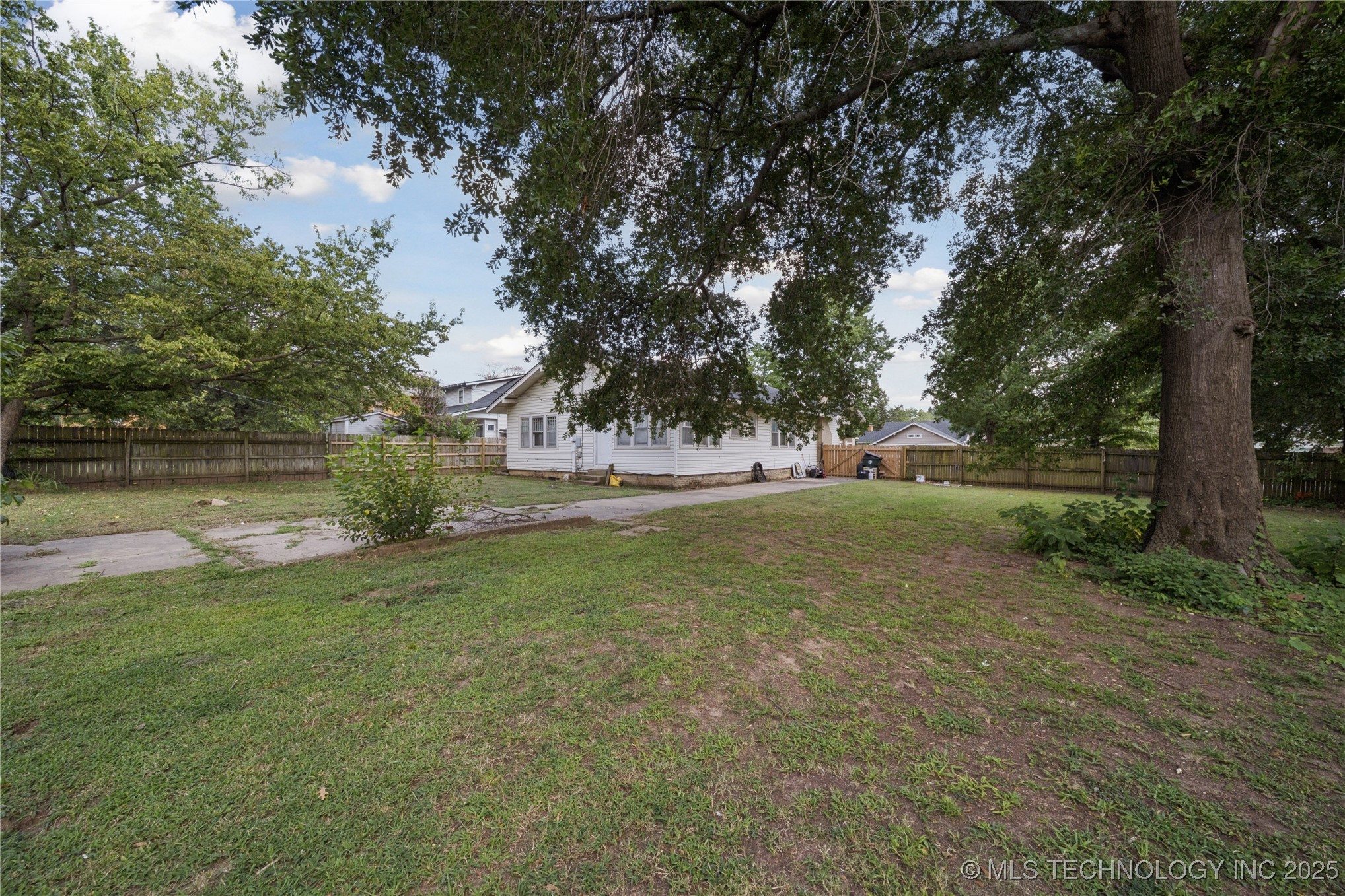 1327 E 10th Street Property Photo 31