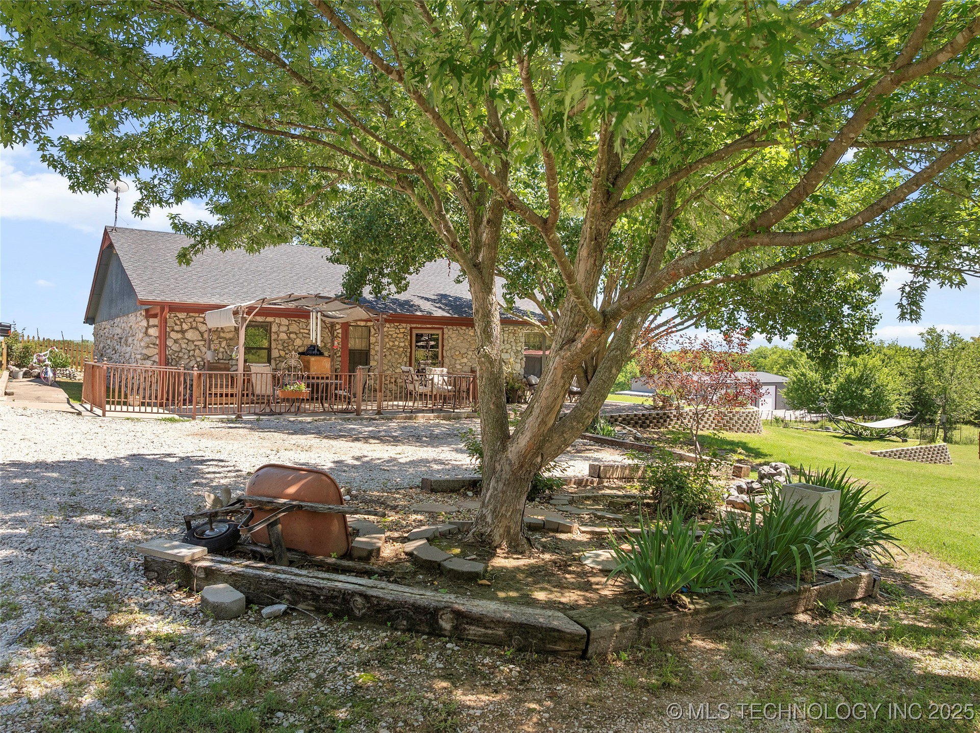 6472 Kings Road Property Photo 1
