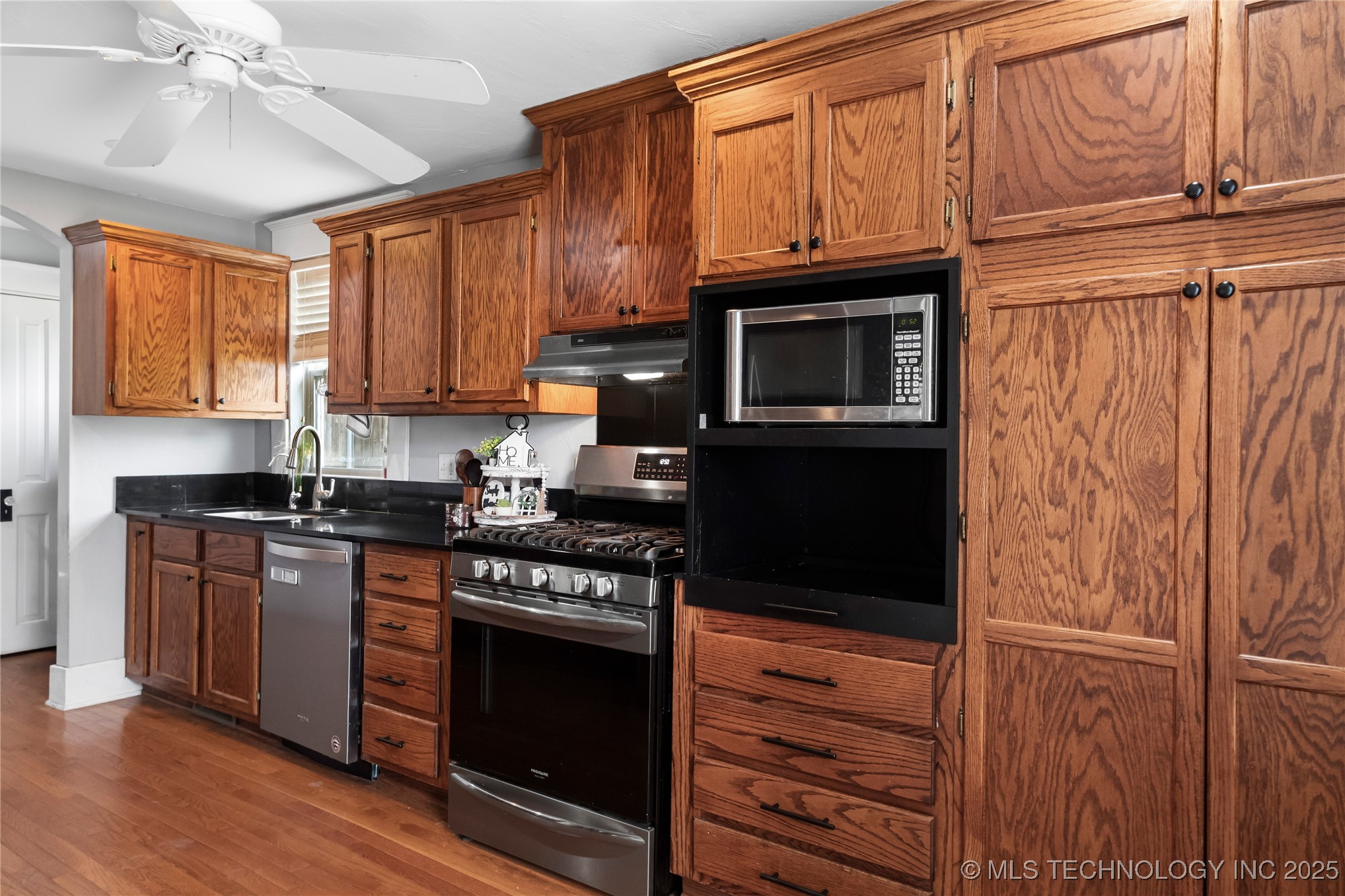 206 W Grand Property Photo 9