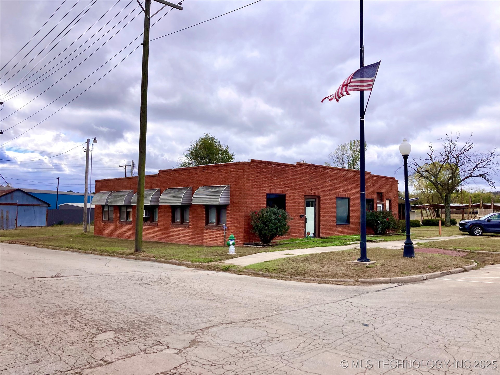 301 W Broadway Street Property Photo 2