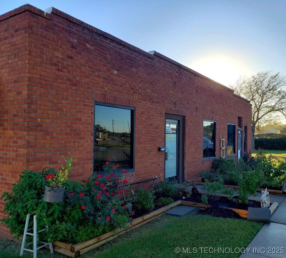 301 W Broadway Street Property Photo 3