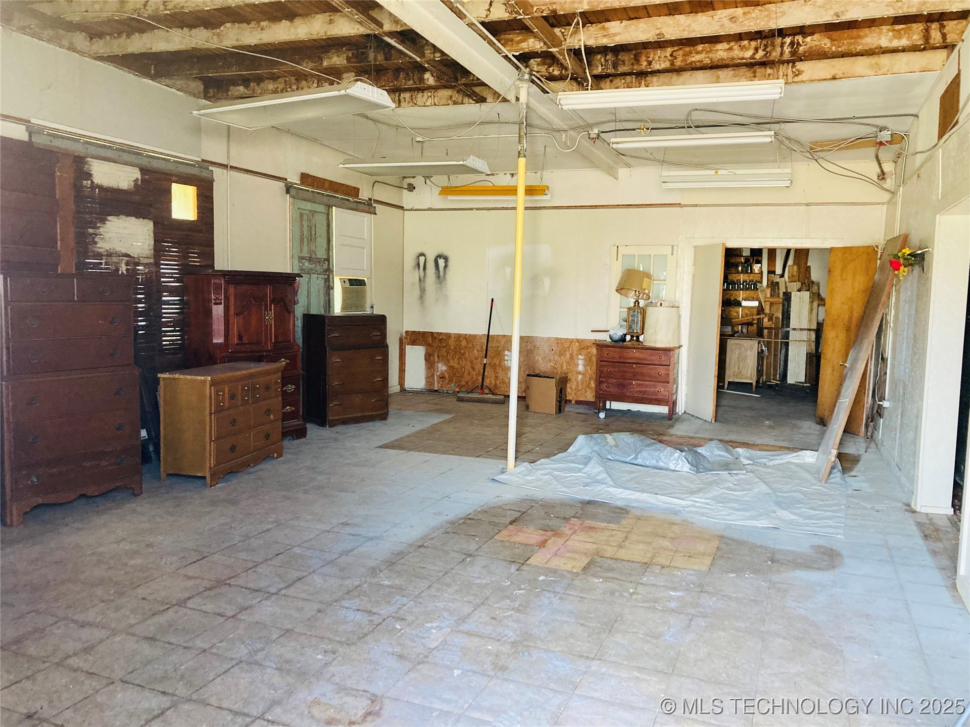 301 W Broadway Street Property Photo 7