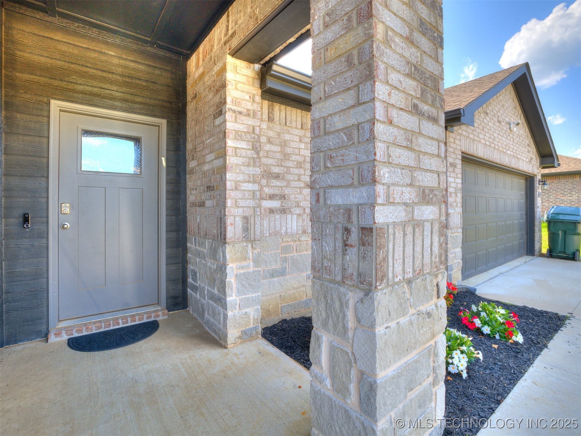 2701 Se Spring Creek Street Property Photo 4