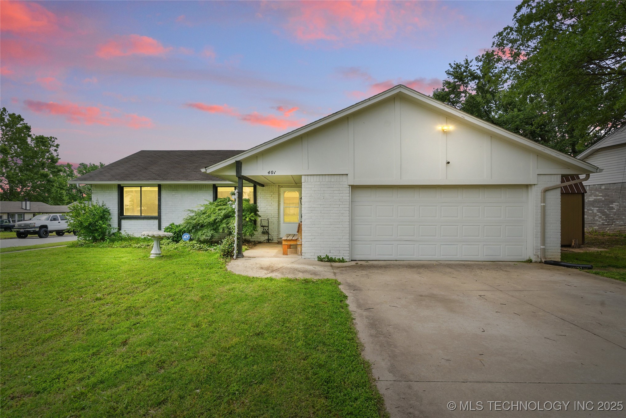 401 W Birmingham Street Property Photo 1