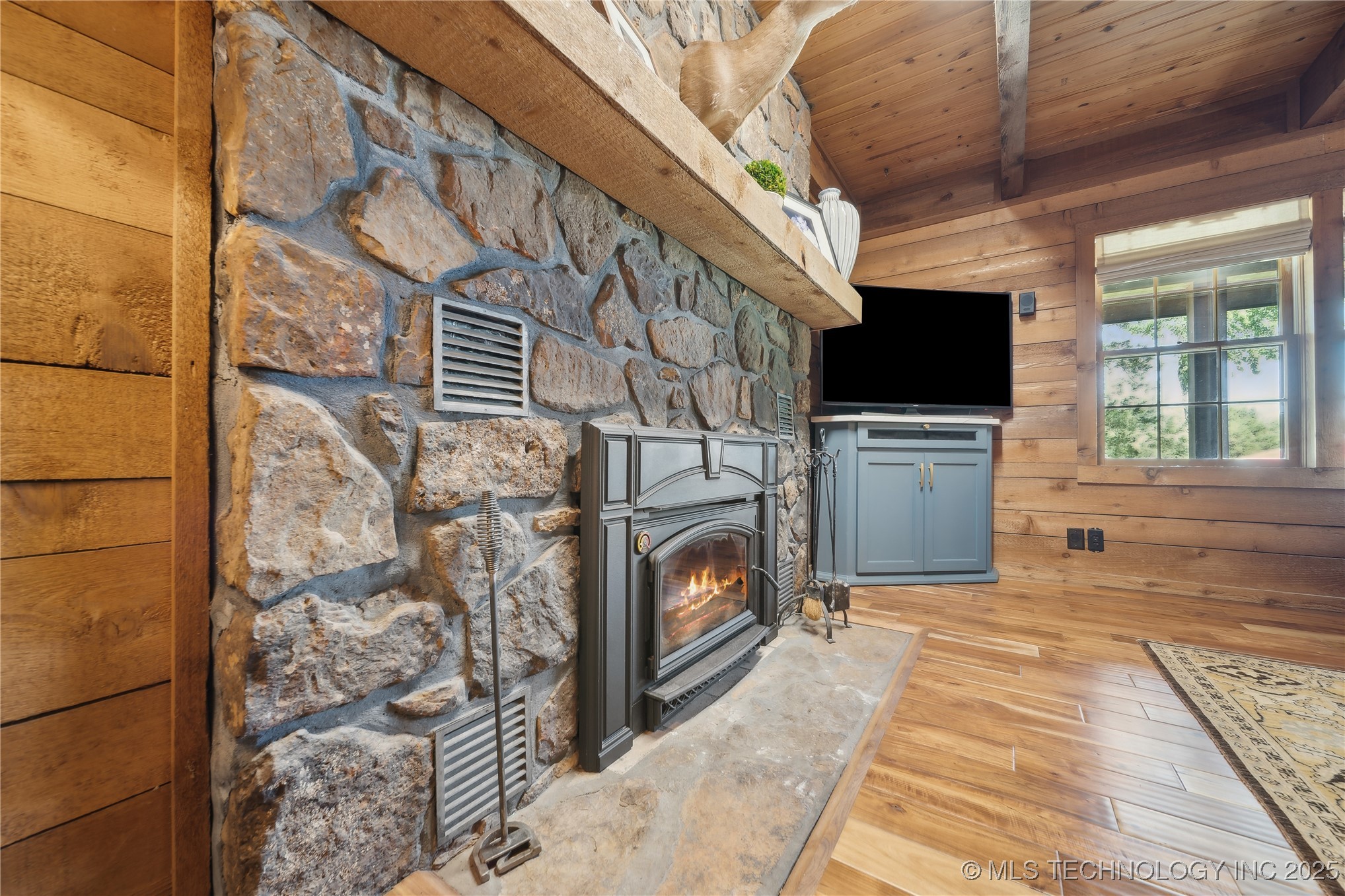 20119 E Willis Road Property Photo 8