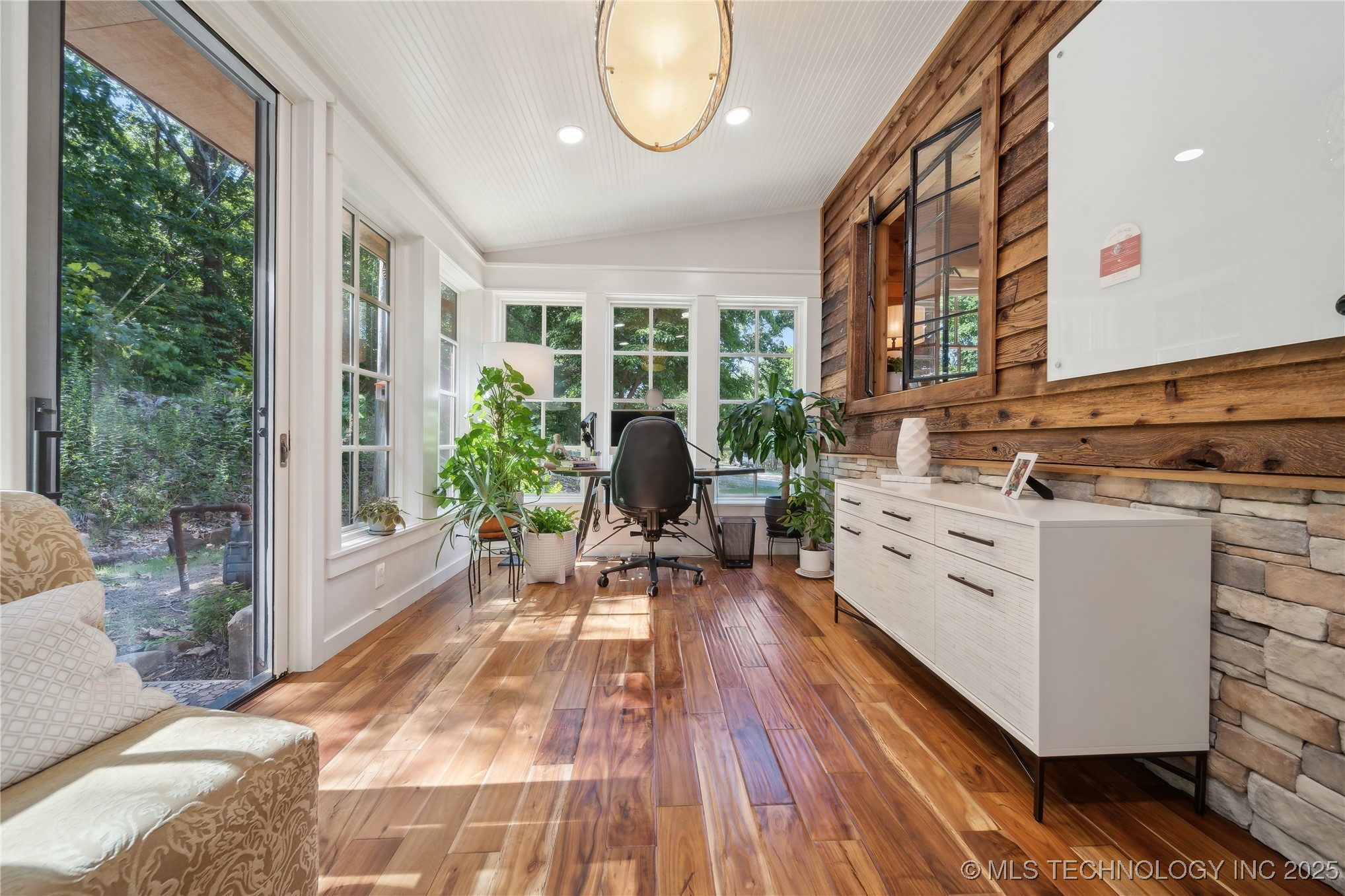 20119 E Willis Road Property Photo 12