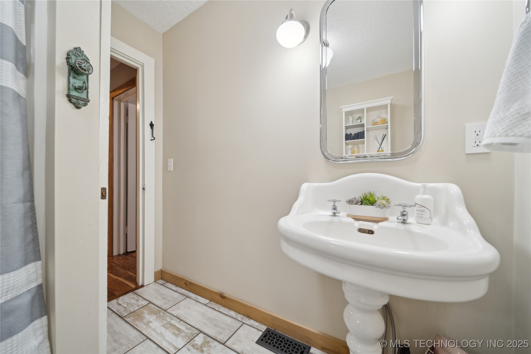 20119 E Willis Road Property Photo 14