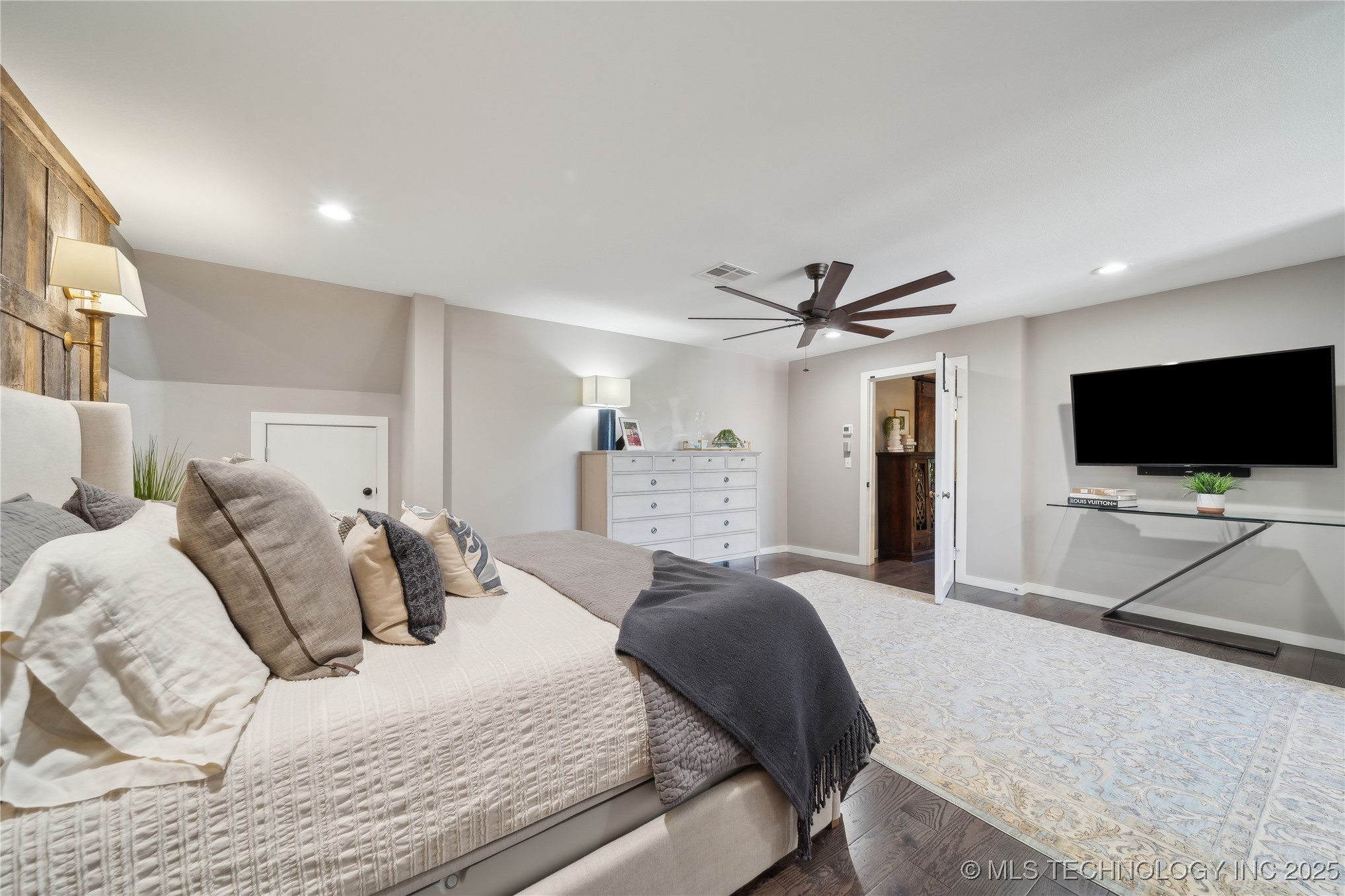 20119 E Willis Road Property Photo 18