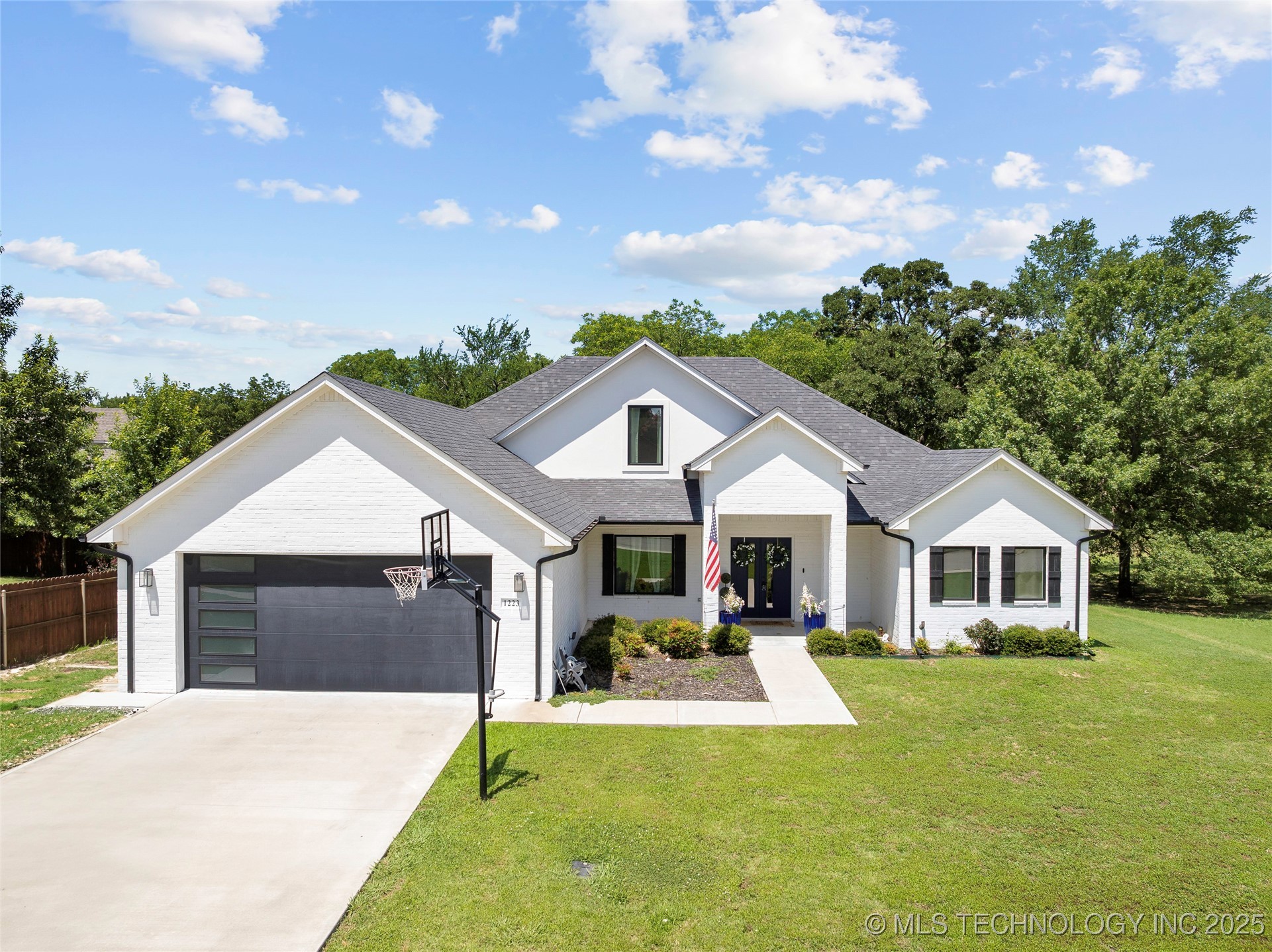 1223 Buckingham Property Photo 1