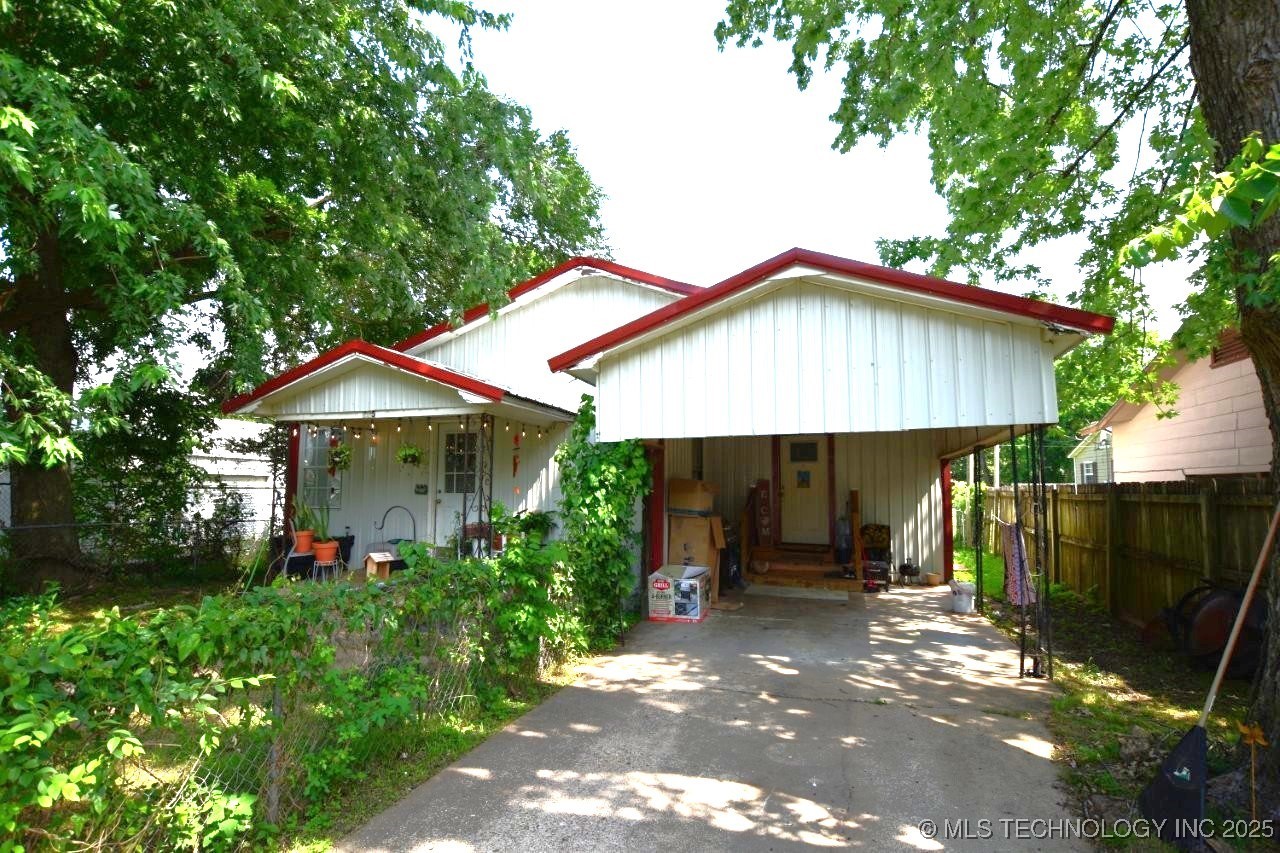 205 W Dogwood