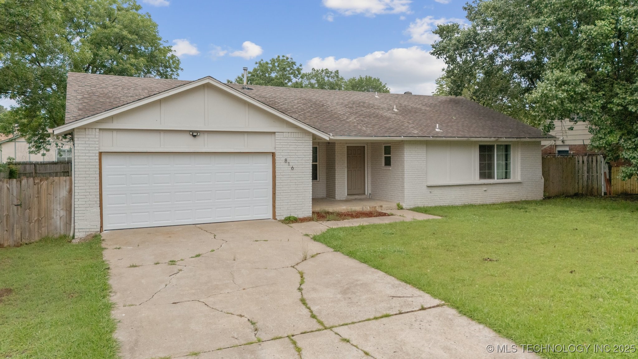 816 W Birmingham Street Property Photo 1
