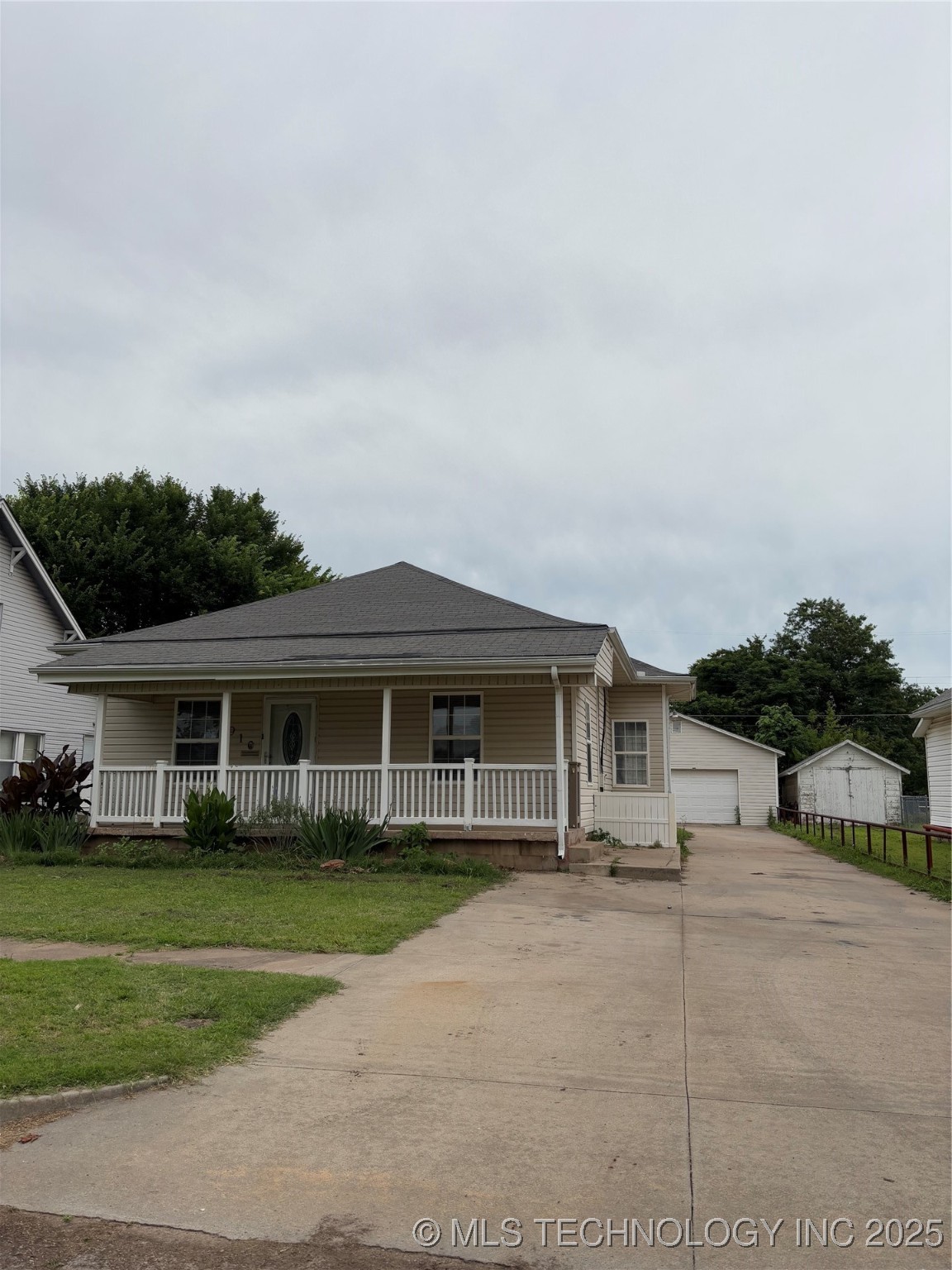 910 E Maple Street Property Photo 1