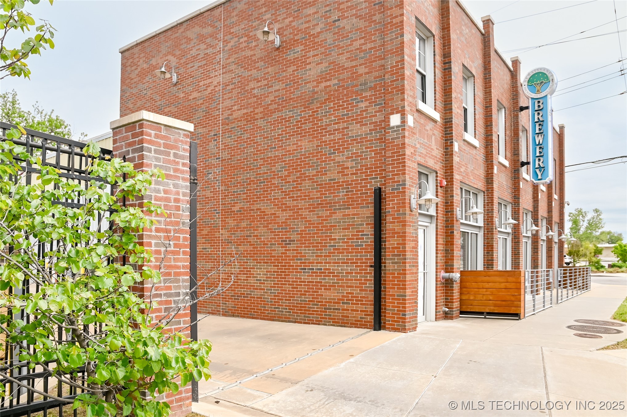 1147 S Lewis Avenue Property Photo 3