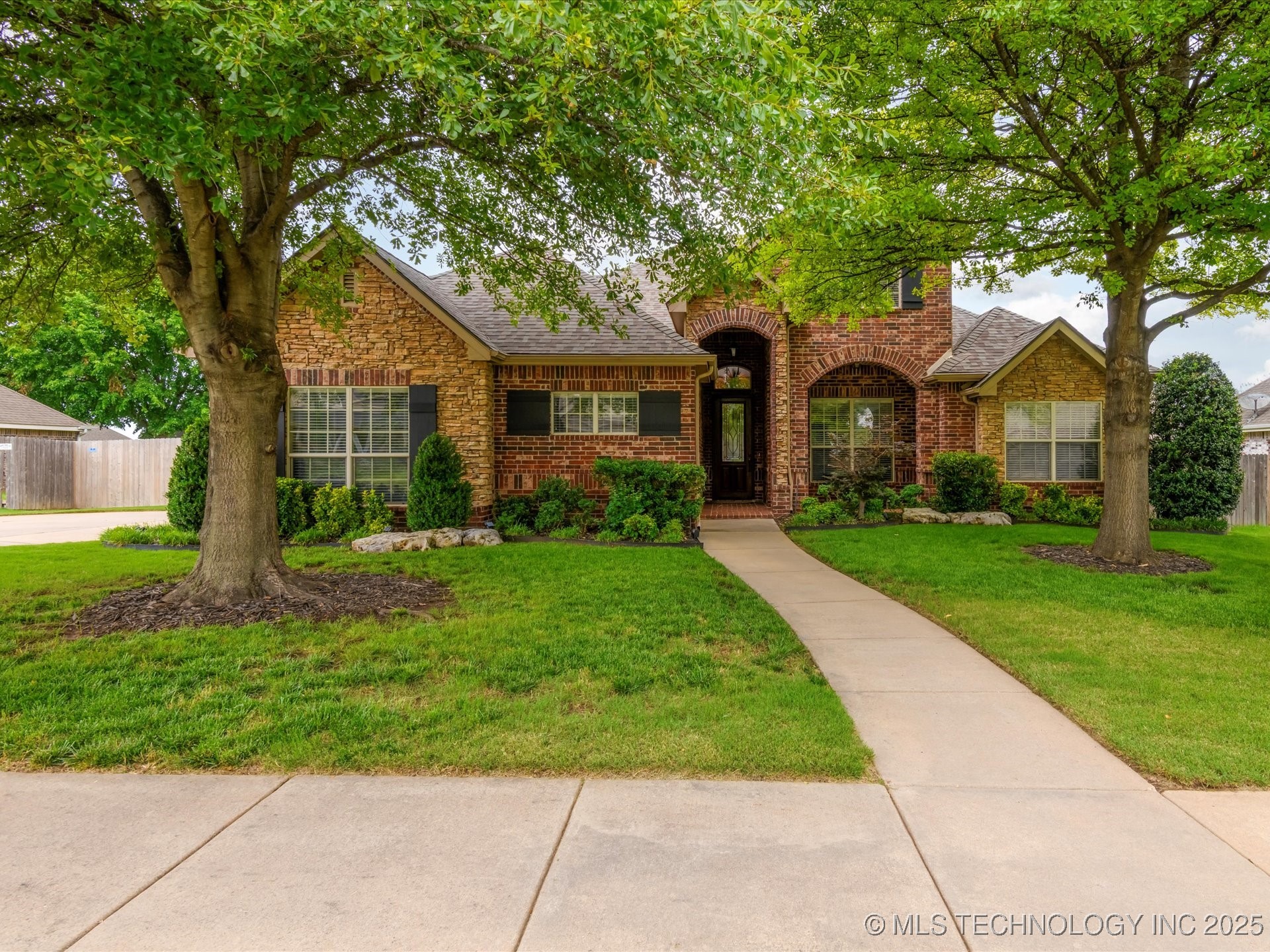 5816 Woodland Road Property Photo 1
