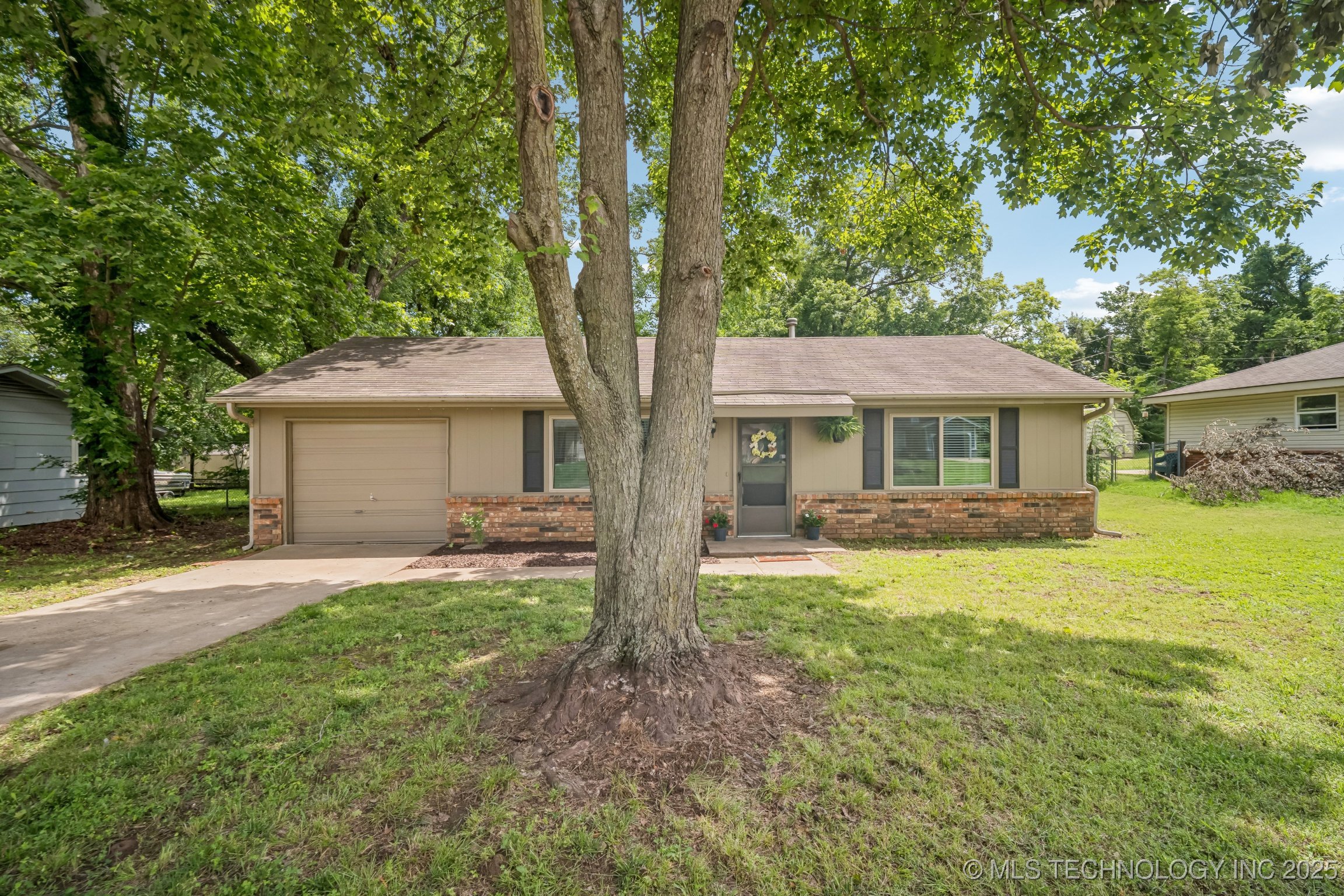 805 E Comet Street Property Image