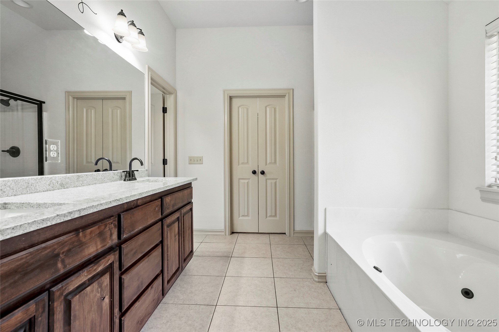 400 E Fargo Street Property Photo 15