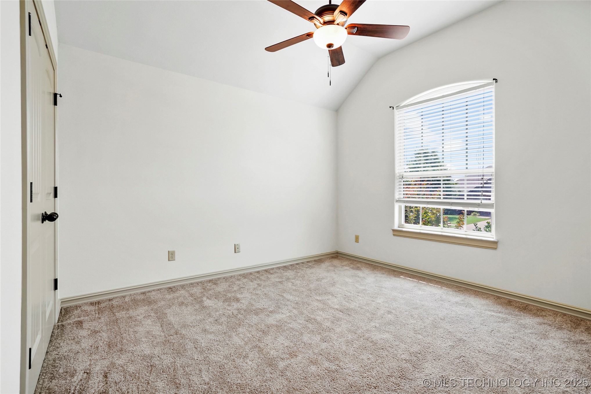 400 E Fargo Street Property Photo 20