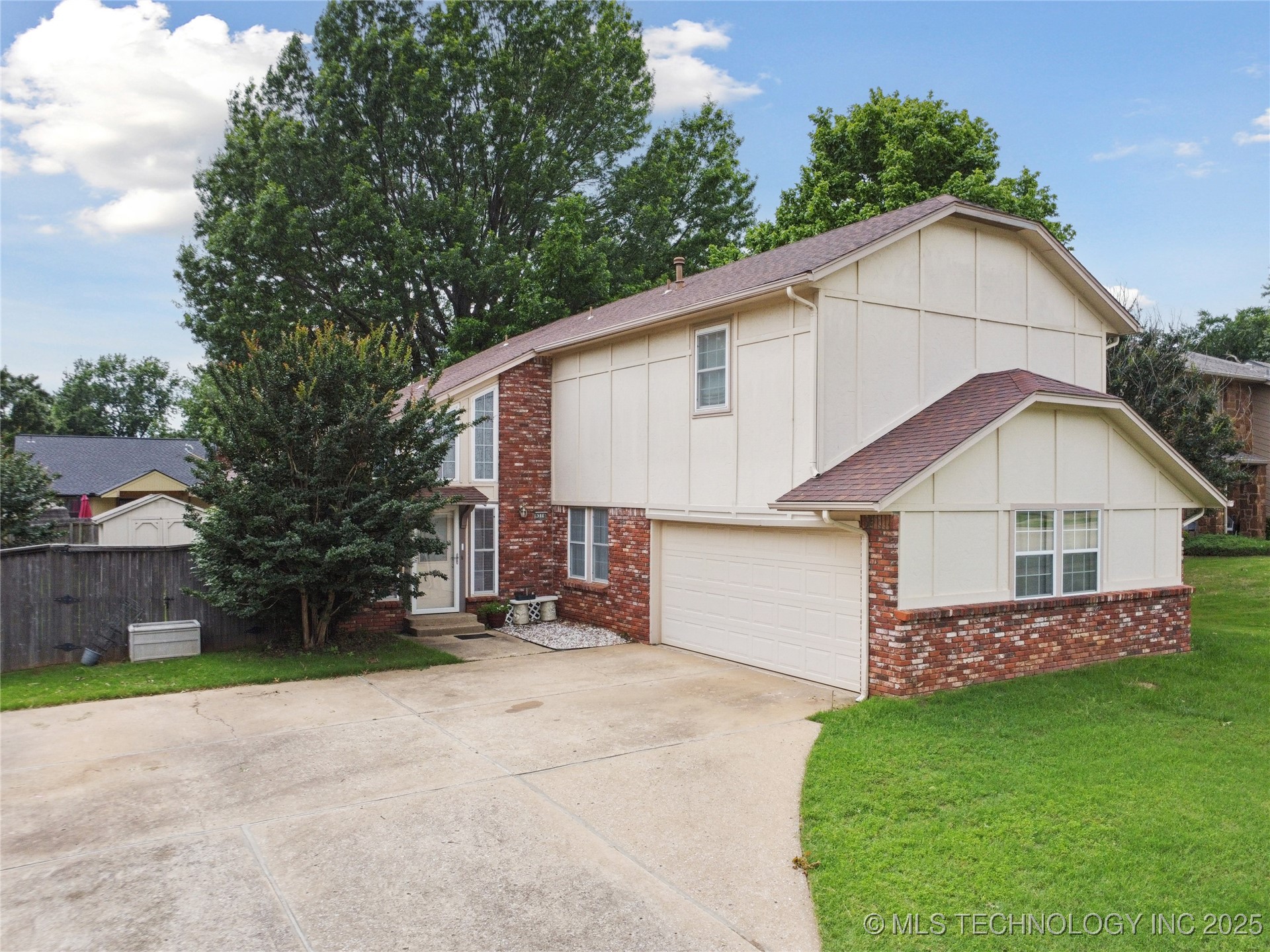 6316 S Ash Avenue Property Photo 2