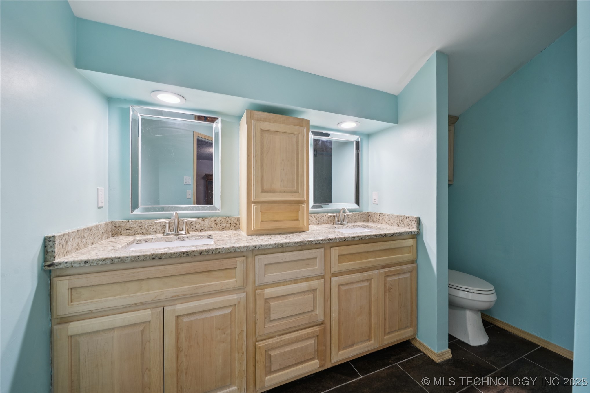 6316 S Ash Avenue Property Photo 3