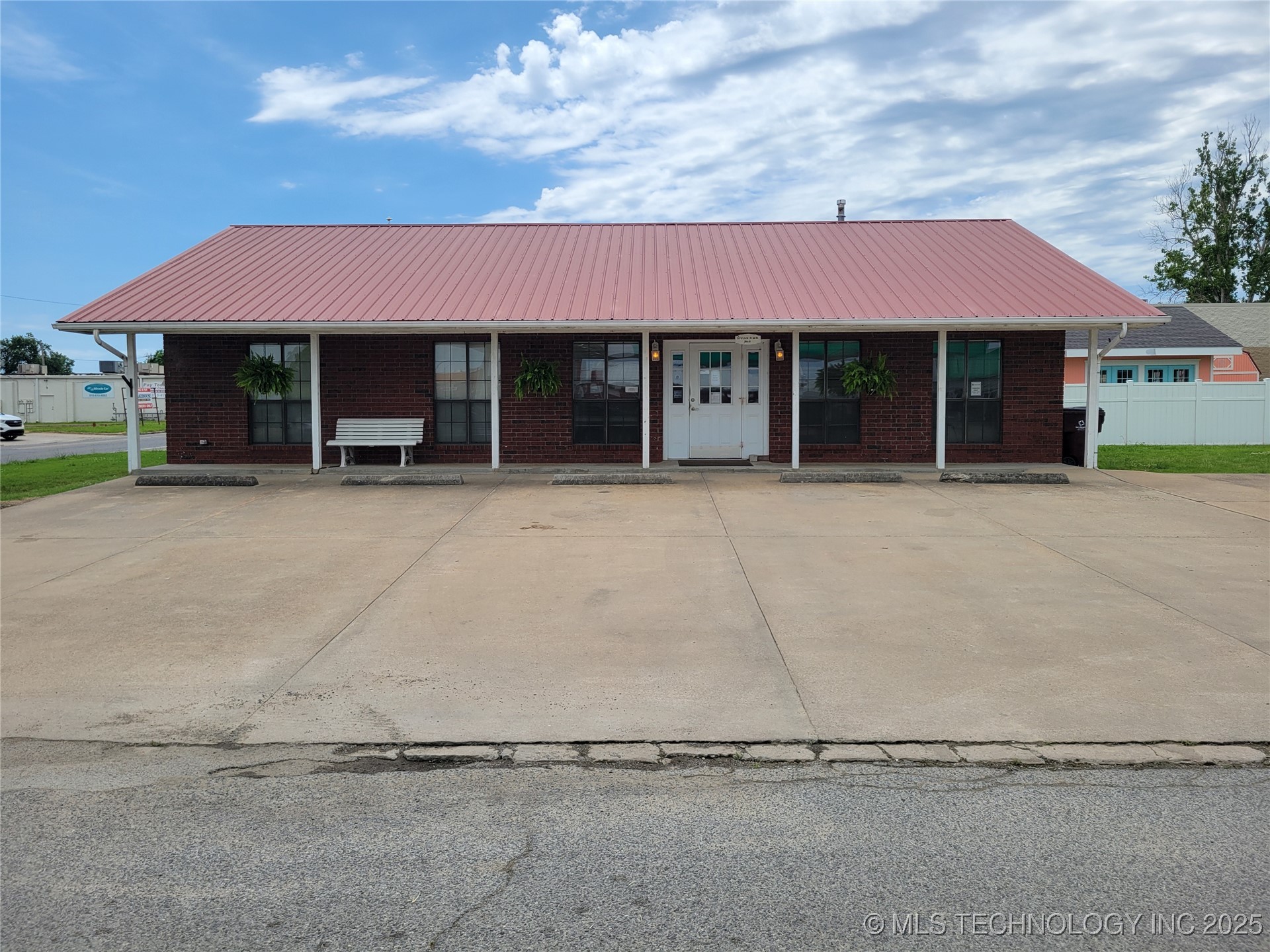 300 S Main Street Property Photo