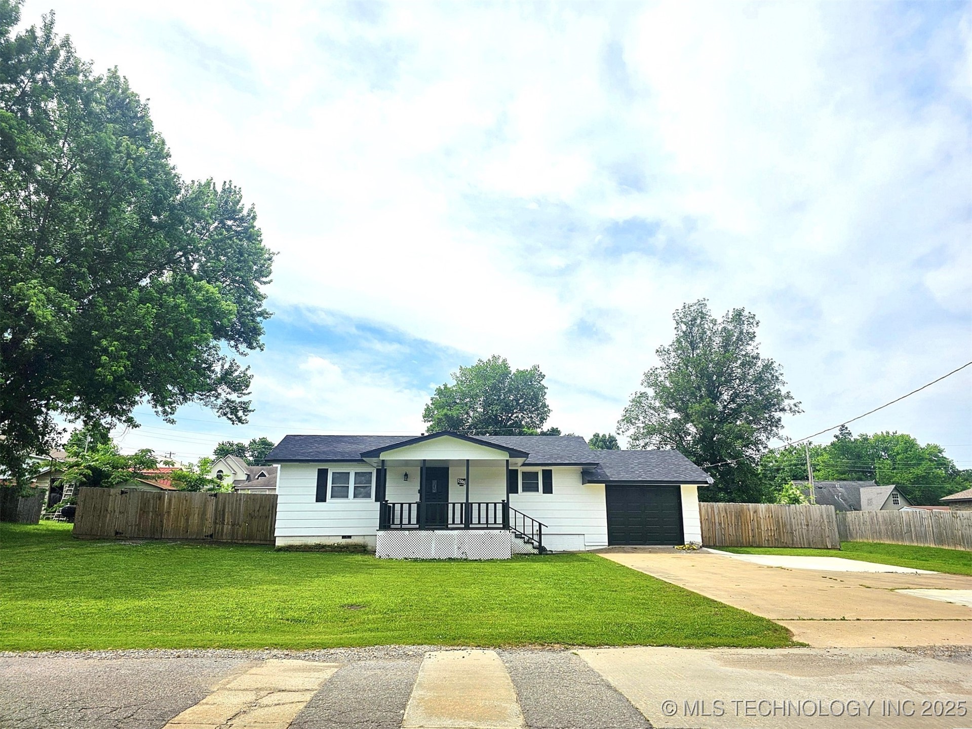 1306 E Shawnee Street Property Photo 1