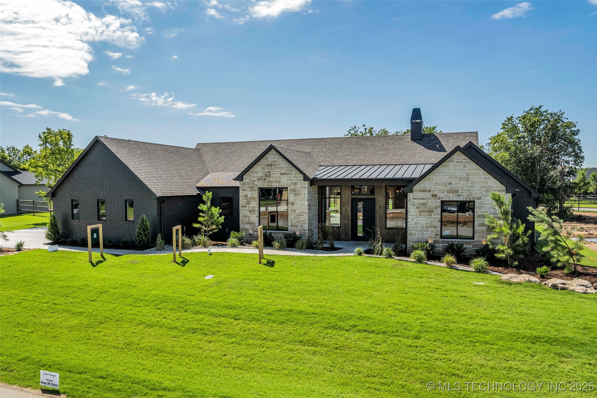 17624 E White Tail Cove Property Photo 1