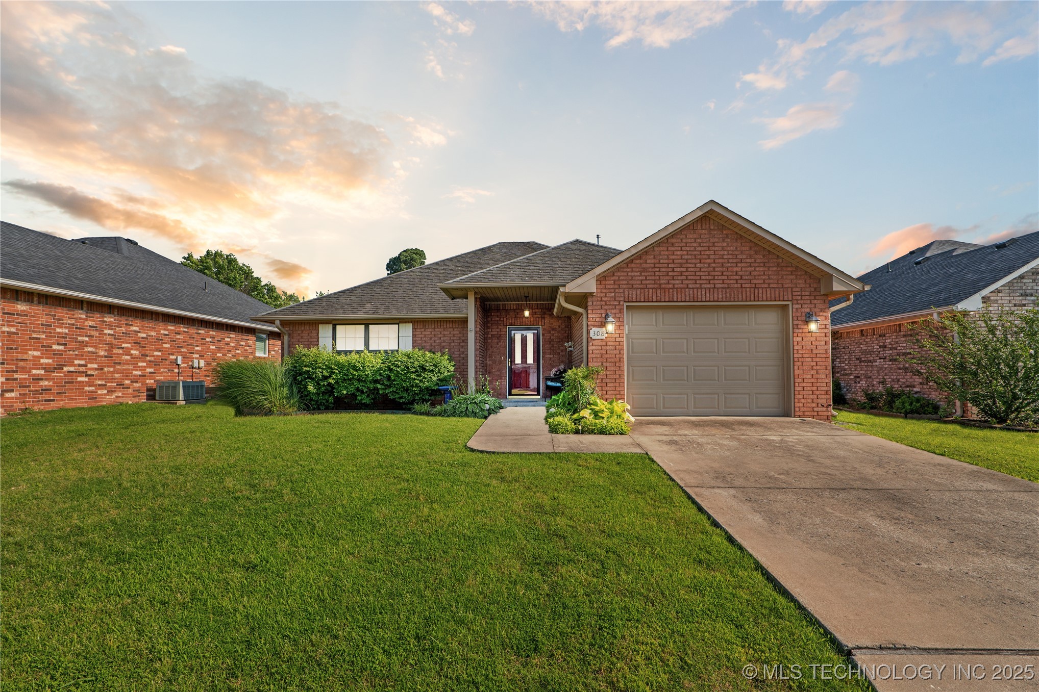 308 Savannah Park Property Photo 1